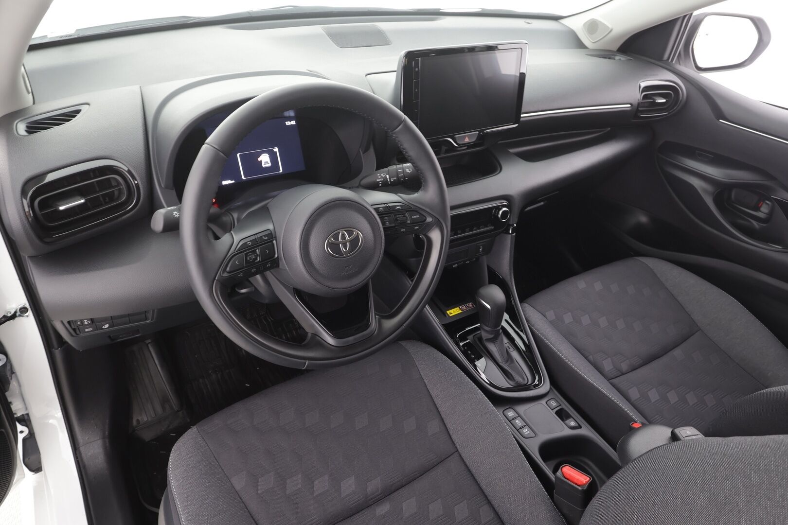 Toyota Yaris 2026 1,5 Hybrid 116 Platinum Edition - | ACC | Lohko+Sisä | Kaistavahti | P.Kamera | Katvevaroitin | LED | Digimittari | Ratinlämmitin | Keyless | 1.Om Suomi-auto | Kahdet renkaat aluvanteilla | Huippusiisti |