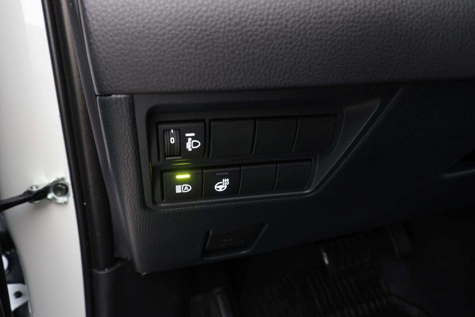 Toyota Yaris 2026 1,5 Hybrid 116 Platinum Edition - | ACC | Lohko+Sisä | Kaistavahti | P.Kamera | Katvevaroitin | LED | Digimittari | Ratinlämmitin | Keyless | 1.Om Suomi-auto | Kahdet renkaat aluvanteilla | Huippusiisti |
