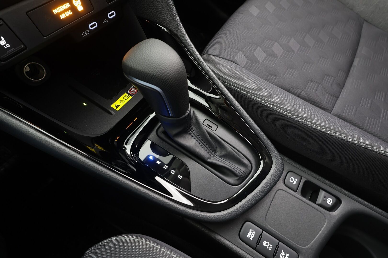 Toyota Yaris 2026 1,5 Hybrid 116 Platinum Edition - | ACC | Lohko+Sisä | Kaistavahti | P.Kamera | Katvevaroitin | LED | Digimittari | Ratinlämmitin | Keyless | 1.Om Suomi-auto | Kahdet renkaat aluvanteilla | Huippusiisti |