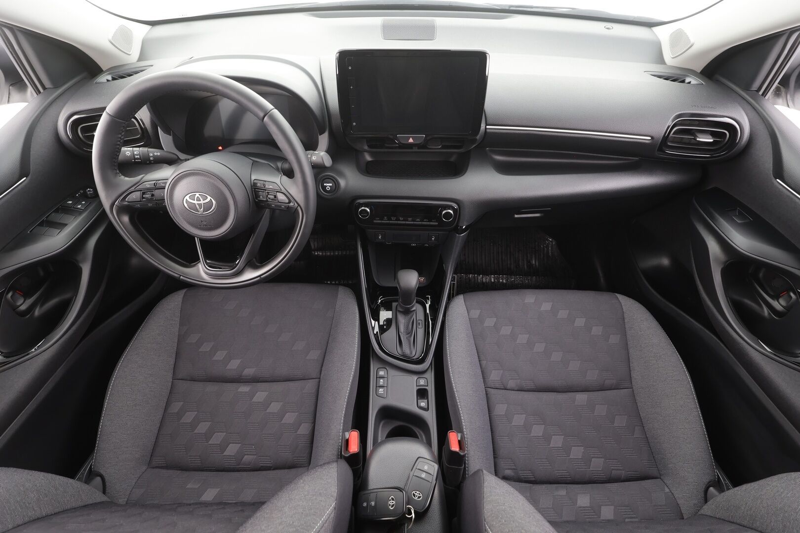 Toyota Yaris 2026 1,5 Hybrid 116 Platinum Edition - | ACC | Lohko+Sisä | Kaistavahti | P.Kamera | Katvevaroitin | LED | Digimittari | Ratinlämmitin | Keyless | 1.Om Suomi-auto | Kahdet renkaat aluvanteilla | Huippusiisti |