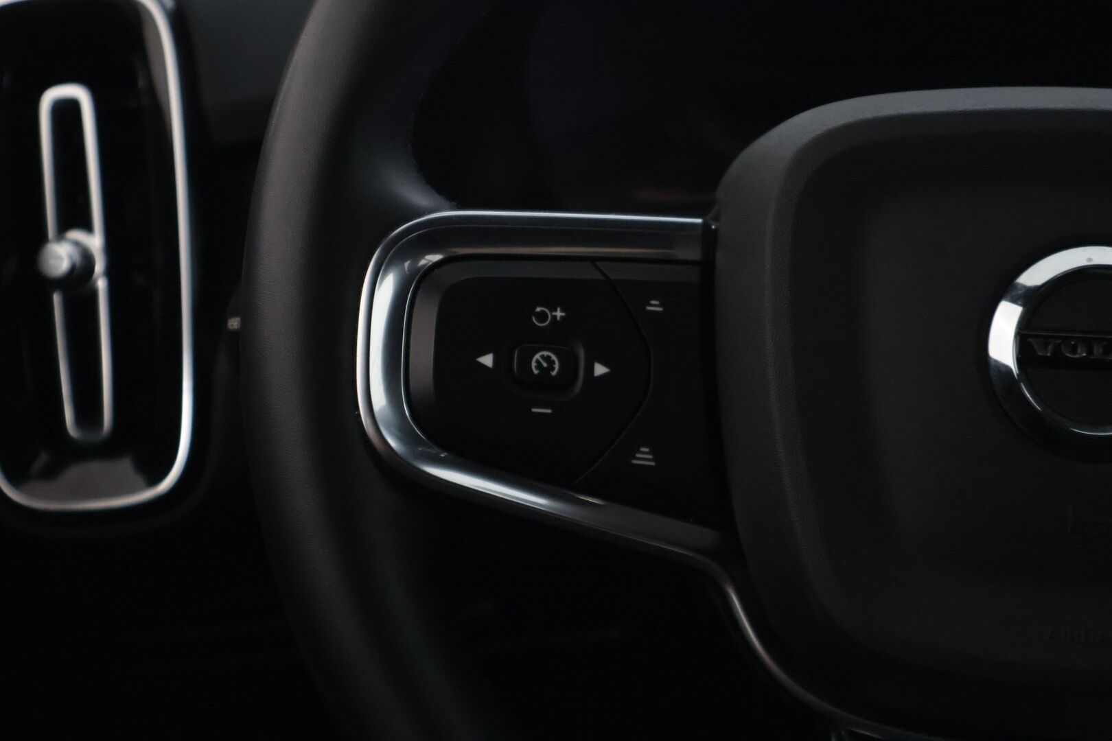 Volvo XC40 2022 Recharge Plus aut - | Adaptiivinen vakionopeudensäädin | Digimittaristo | KeyLess Go | Blis  | Volvo on call | Touchpad | Kahdet renkaat | Huoltokirja |