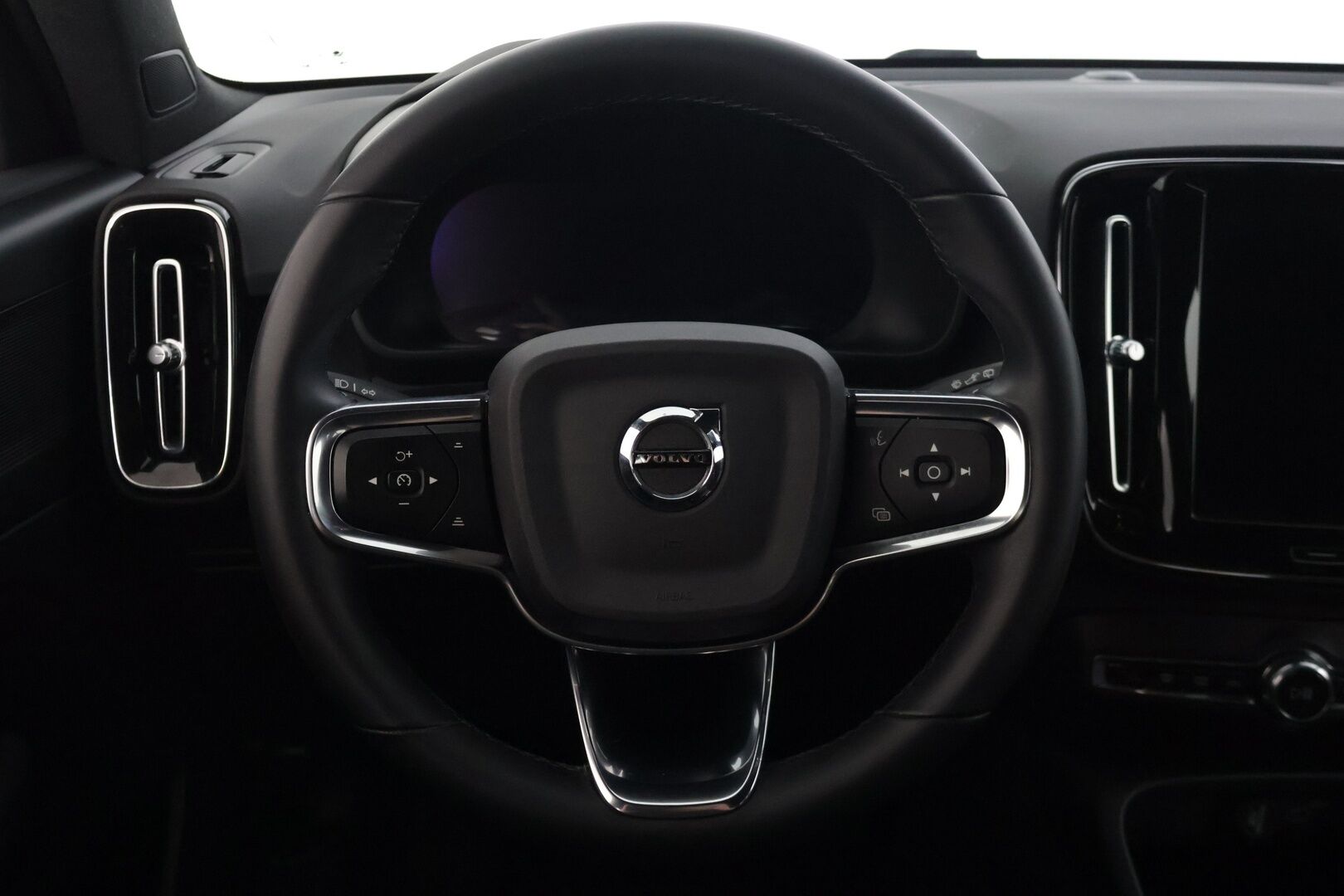 Volvo XC40 2022 Recharge Plus aut - | Adaptiivinen vakionopeudensäädin | Digimittaristo | KeyLess Go | Blis  | Volvo on call | Touchpad | Kahdet renkaat | Huoltokirja |
