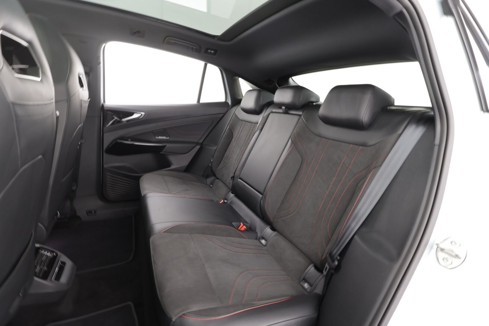 VOLKSWAGEN ID.5 2025 GTX 4Motion 250 kW * ACC / ILP / Koukku / Lasikatto / H&K / Hierovat Muistipenkit / 360-Kamera* - Akku kuntotarkastettu / 2x Lataus / Kahdet Renkaat