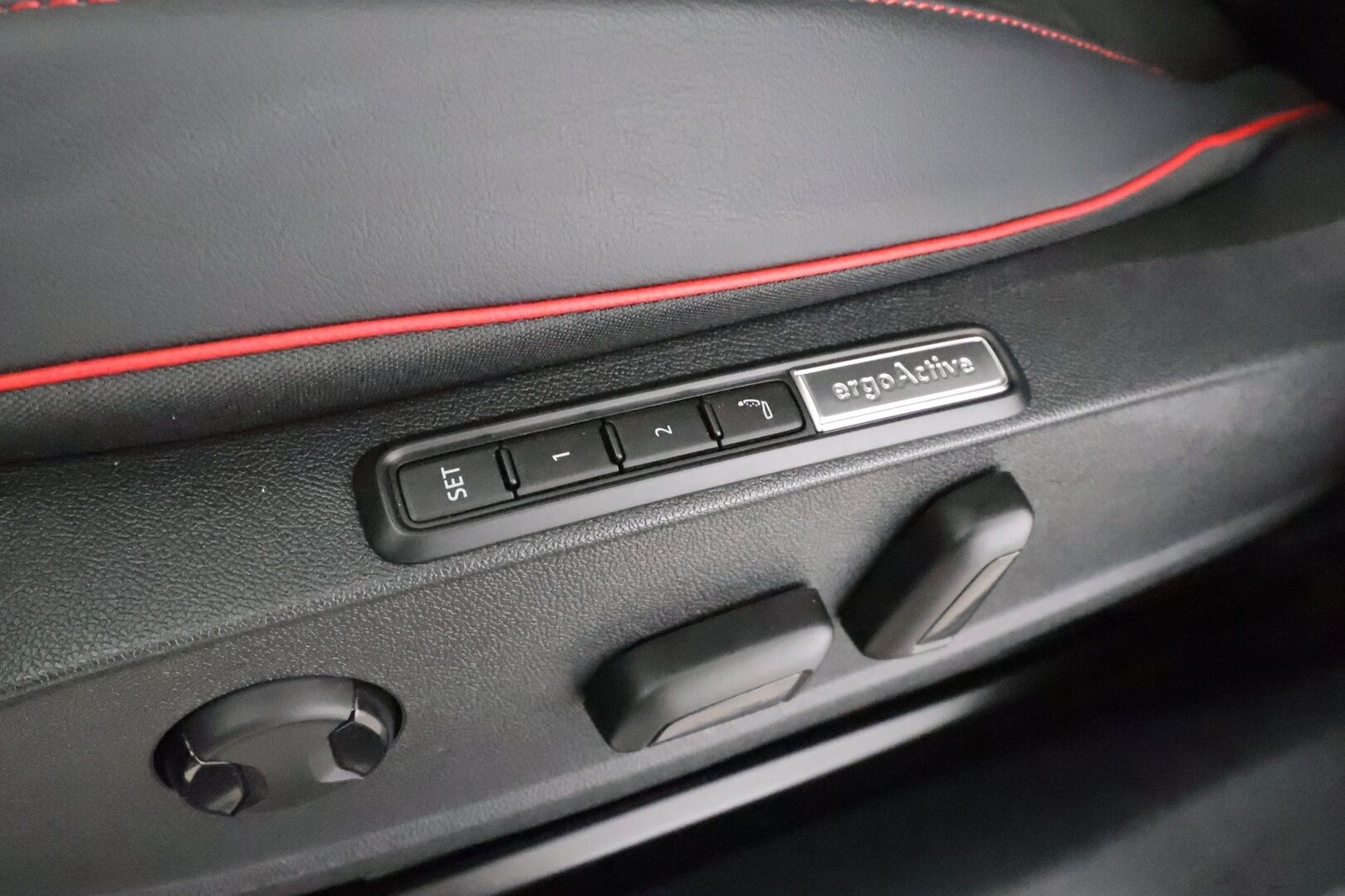 VOLKSWAGEN ID.5 2025 GTX 4Motion 250 kW * ACC / ILP / Koukku / Lasikatto / H&K / Hierovat Muistipenkit / 360-Kamera* - Akku kuntotarkastettu / 2x Lataus / Kahdet Renkaat