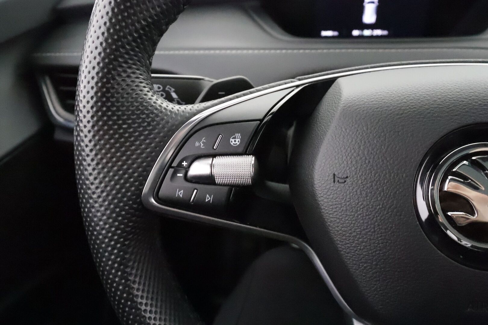 SKODA ENYAQ 2024 Coupe 85x 4x4 RS  * ILP / ACC / HUD / Muistipenkit / Koukku / Matrix-LED / 360-Kamera / Canton / Hierovapenkki* - Akuston esilämmitys / Akku kuntotarkastettu SoH 98,5% / Merkkihuollettu / Nahat / 2x vanteet