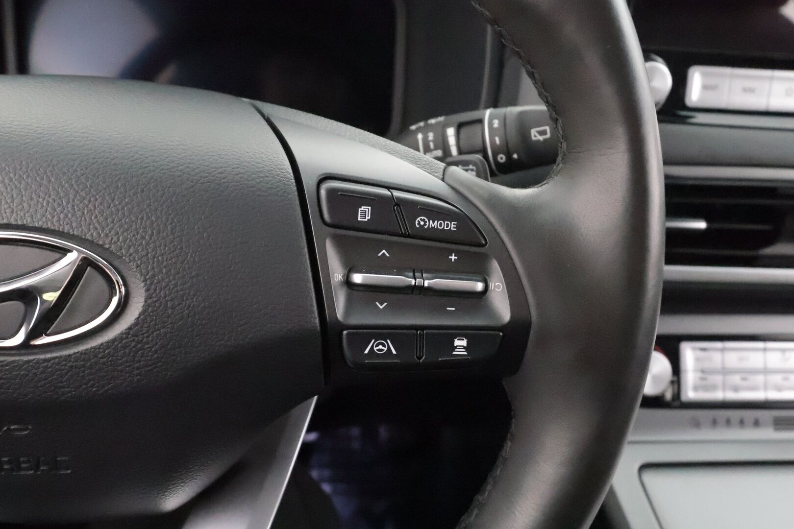 HYUNDAI KONA 2023 Prime Elektro 2WD * ACC / HUD / P.kamera / ILP / Krell / Ilmastoidut nahat / Keyless / Navi / LED / Sähköpenkit / Digimittaristo * - Merkkihuollettu / Hyvät varusteet