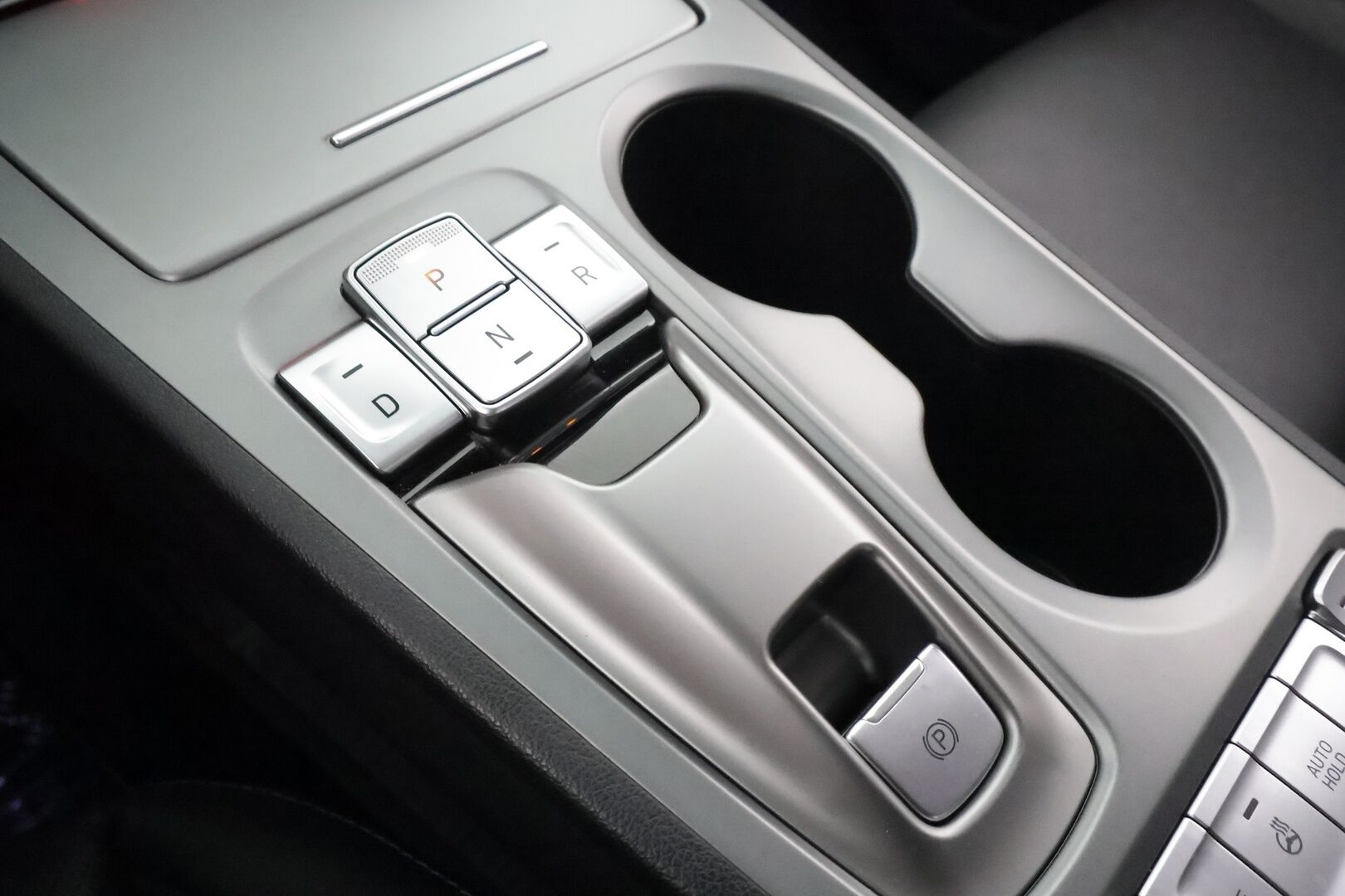 HYUNDAI KONA 2023 Prime Elektro 2WD * ACC / HUD / P.kamera / ILP / Krell / Ilmastoidut nahat / Keyless / Navi / LED / Sähköpenkit / Digimittaristo * - Akku kuntotarkastettu SoH 98,2% / Merkkihuollettu / Hyvät varusteet