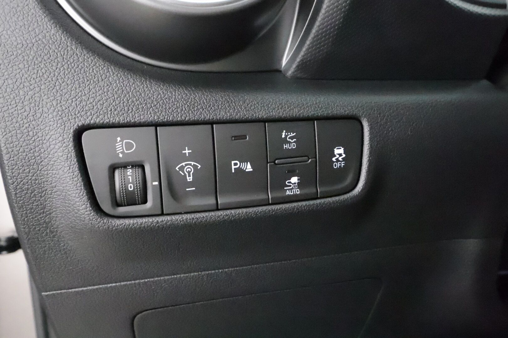 HYUNDAI KONA 2023 Prime Elektro 2WD * ACC / HUD / P.kamera / ILP / Krell / Ilmastoidut nahat / Keyless / Navi / LED / Sähköpenkit / Digimittaristo * - Merkkihuollettu / Hyvät varusteet