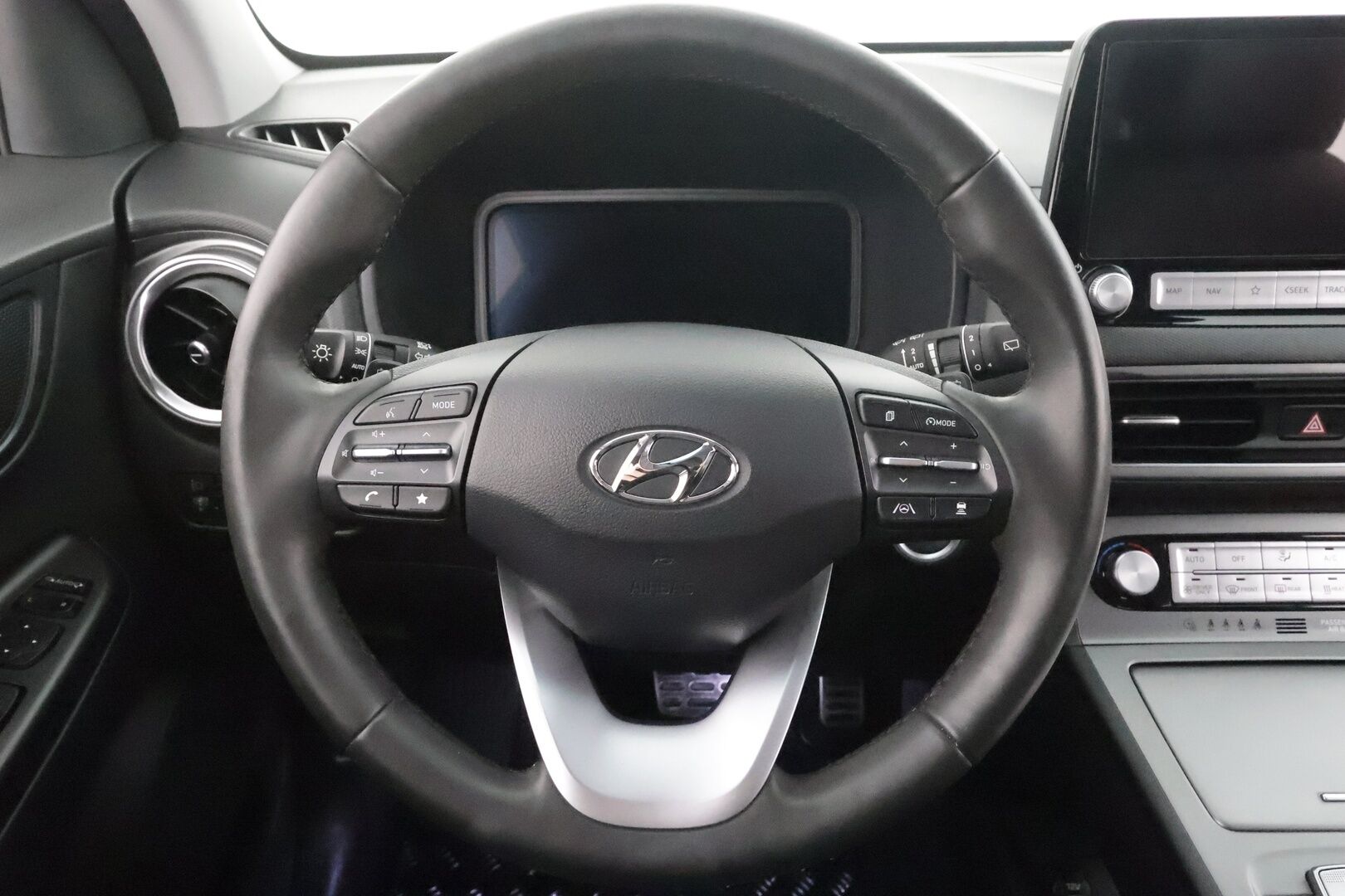 HYUNDAI KONA 2023 Prime Elektro 2WD * ACC / HUD / P.kamera / ILP / Krell / Ilmastoidut nahat / Keyless / Navi / LED / Sähköpenkit / Digimittaristo * - Akku kuntotarkastettu SoH 98,2% / Merkkihuollettu / Hyvät varusteet