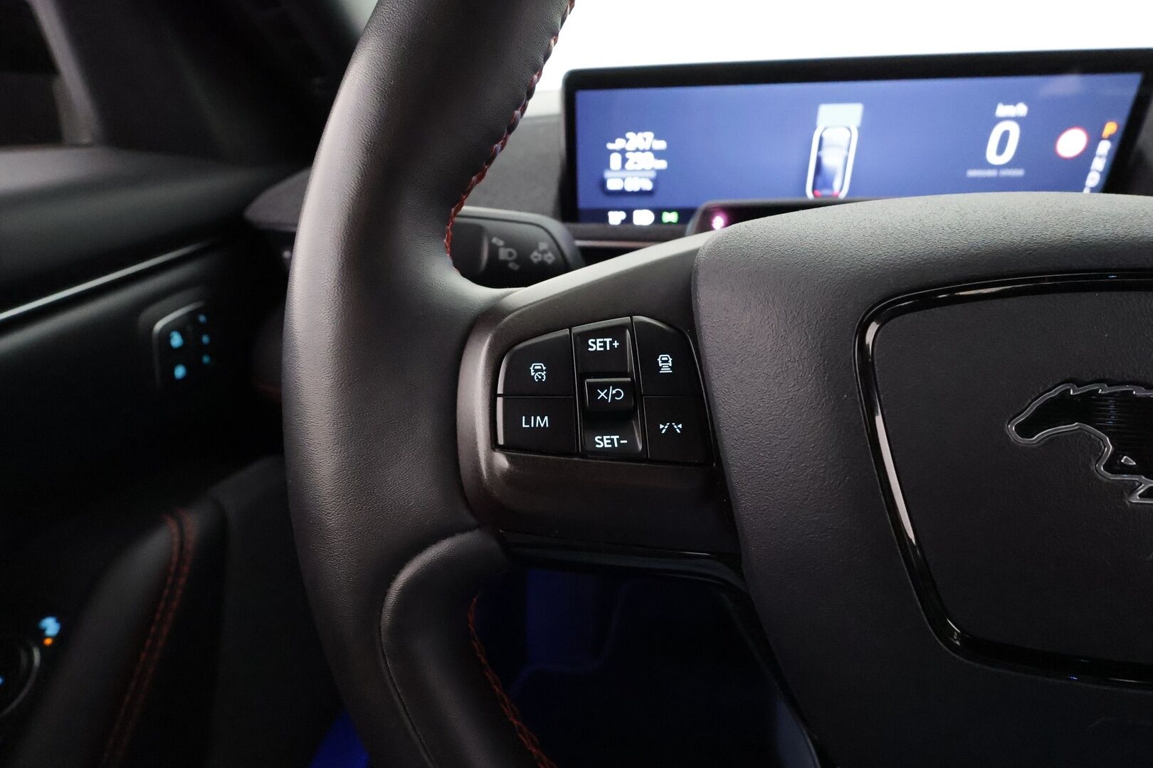 FORD MUSTANG MACH-E 2022 351hv A1 AWD * B&O / ACC / LED / 360 / Muistipenkki / Navi / Kaistavahti / Keyless * - 2x Latauskaapelit / Upea kokonaisuus / Kattavasti varusteltu!