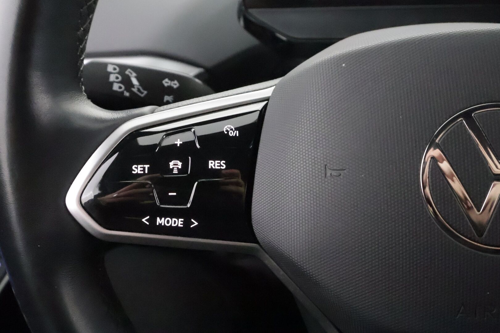 VOLKSWAGEN ID.4 2023 Pro Performance 150 kW * ACC / P.kamera / Muistipenkit hieronnalla / Koukku / Navi / LED / ILP / Keyless * - Kahdet renkaat aluvanteilla / Merkkihuollettu