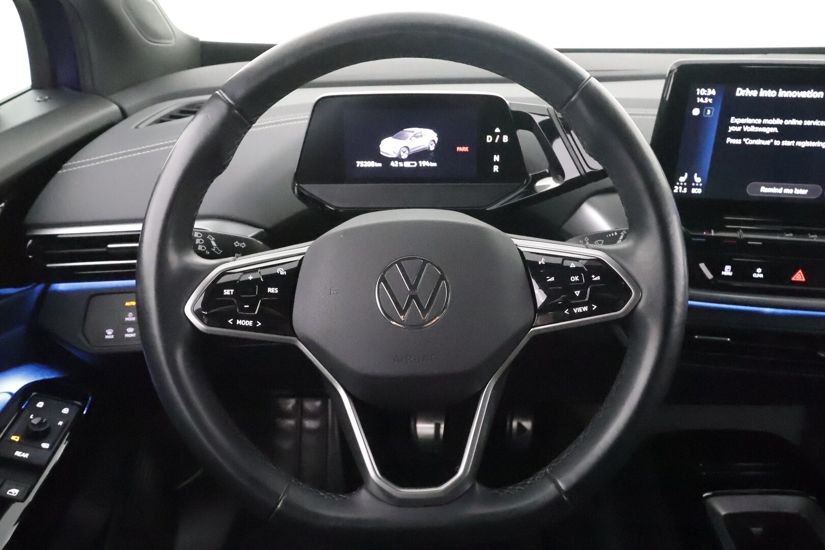 VOLKSWAGEN ID.4 2023 Pro Performance 150 kW * ACC / P.kamera / Muistipenkit hieronnalla / Koukku / Navi / LED / ILP / Keyless * - Kahdet renkaat aluvanteilla / Merkkihuollettu