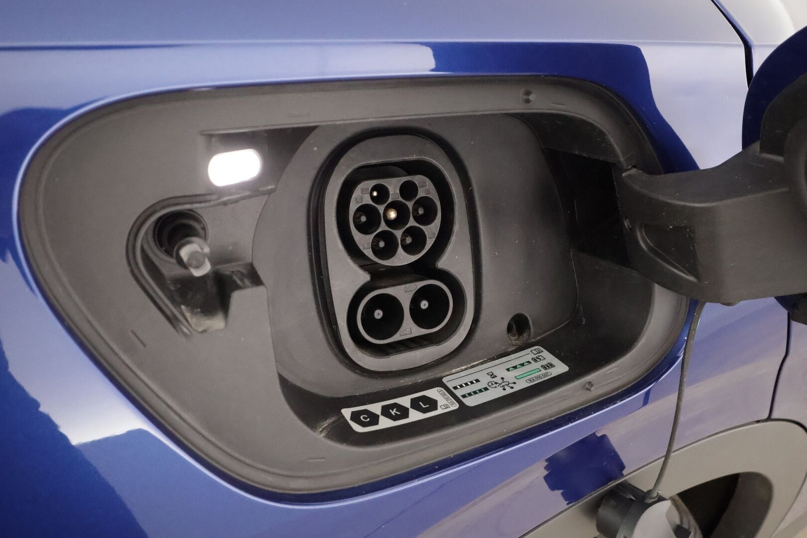 VOLKSWAGEN ID.4 2023 Pro Performance 150 kW * ACC / P.kamera / Muistipenkit hieronnalla / Koukku / Navi / LED / ILP / Keyless * - Akku kuntotarkastettu SoH 94,3% / Kahdet renkaat aluvanteilla / Merkkihuollettu