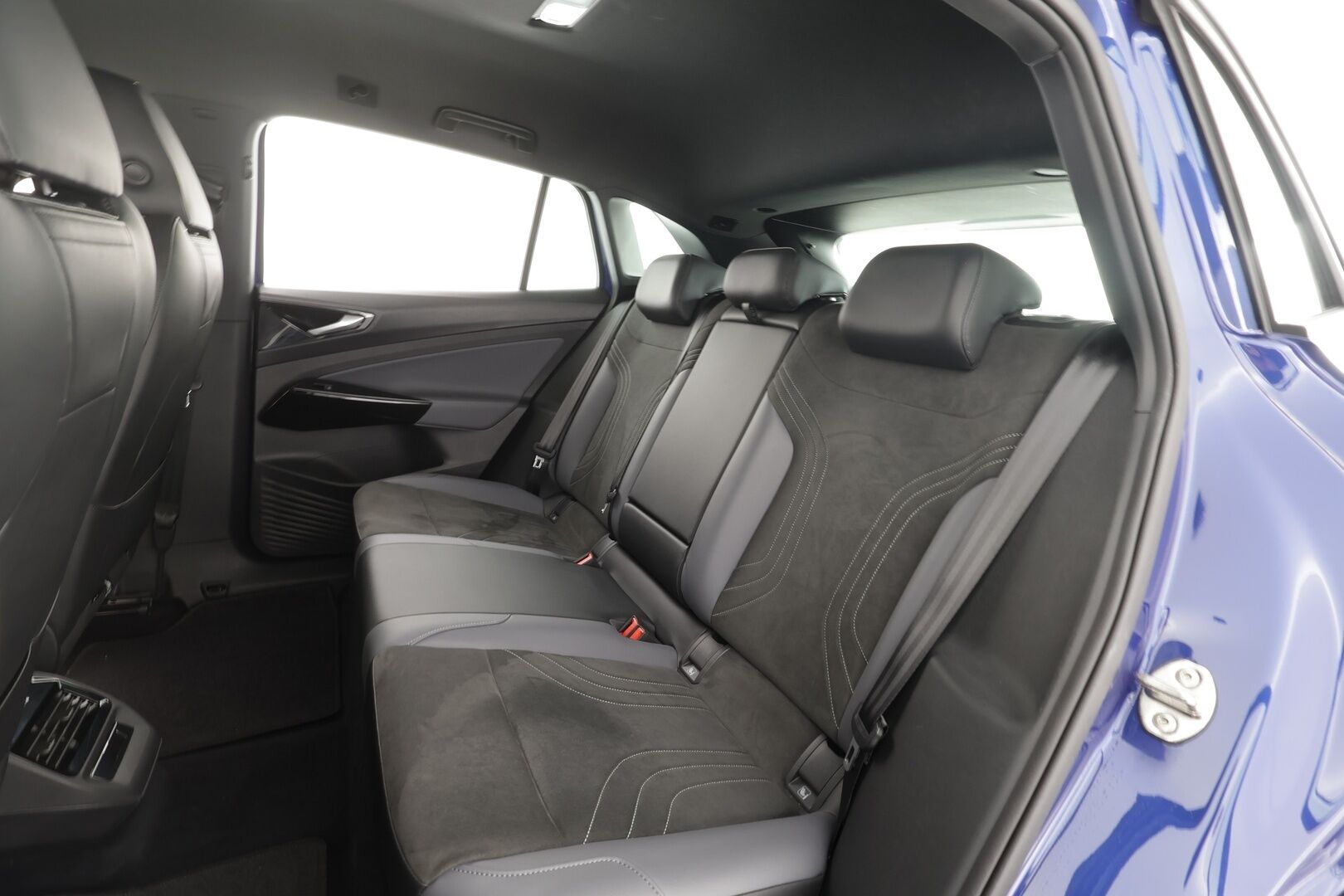 VOLKSWAGEN ID.4 2023 Pro Performance 150 kW * ACC / P.kamera / Muistipenkit hieronnalla / Koukku / Navi / LED / ILP / Keyless * - Akku kuntotarkastettu SoH 94,3% / Kahdet renkaat aluvanteilla / Merkkihuollettu