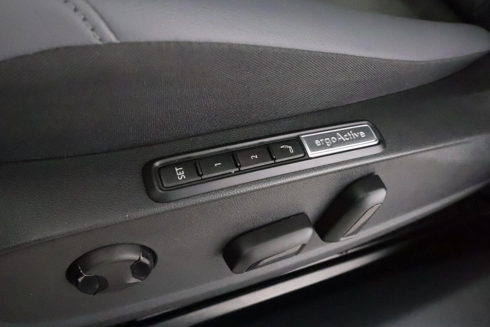 VOLKSWAGEN ID.4 2023 Pro Performance 150 kW * ACC / P.kamera / Muistipenkit hieronnalla / Koukku / Navi / LED / ILP / Keyless * - Akku kuntotarkastettu SoH 94,3% / Kahdet renkaat aluvanteilla / Merkkihuollettu