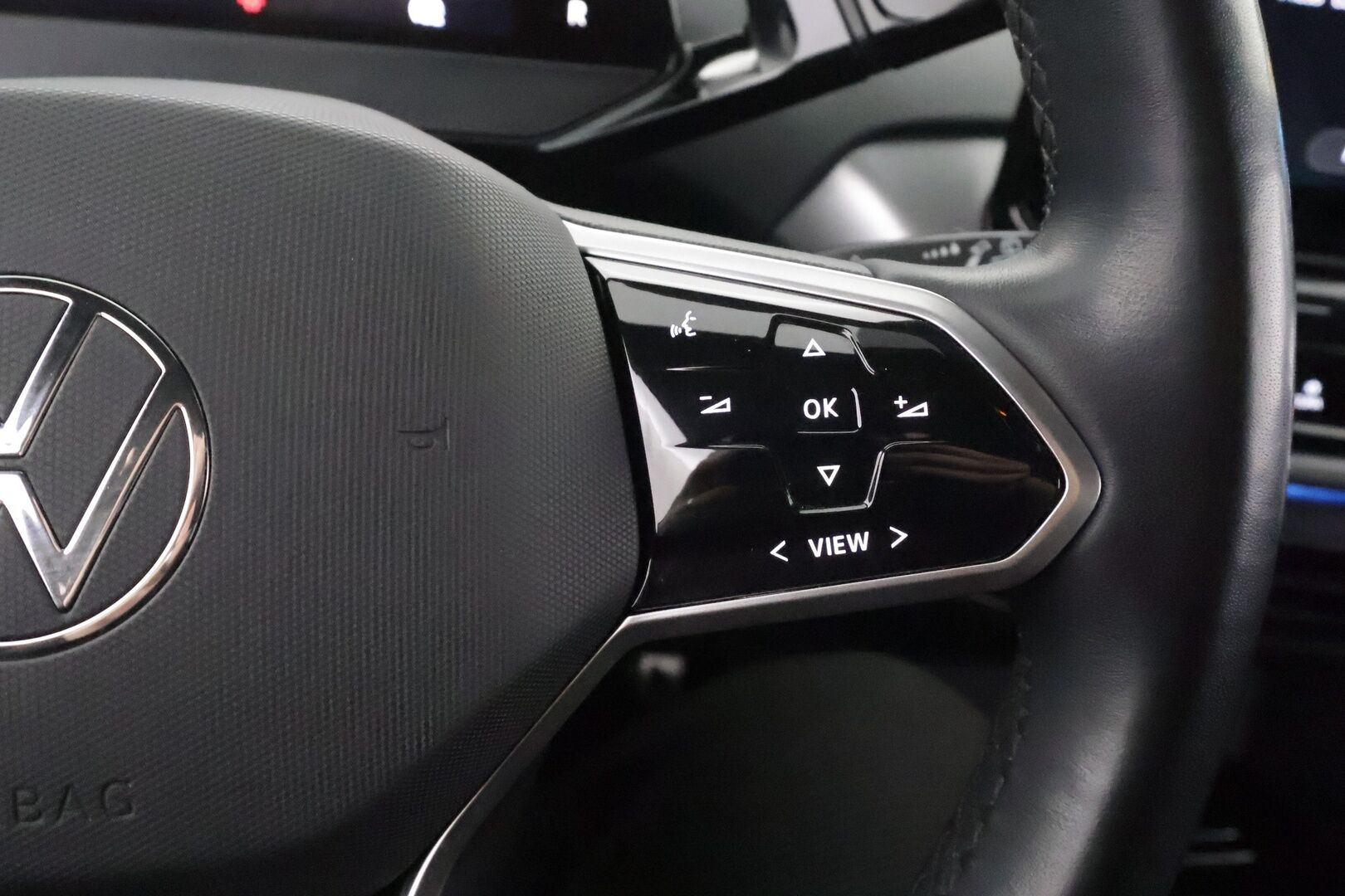 VOLKSWAGEN ID.4 2023 Pro Performance 150 kW * ACC / P.kamera / Muistipenkit hieronnalla / Koukku / Navi / LED / ILP / Keyless * - Kahdet renkaat aluvanteilla / Merkkihuollettu