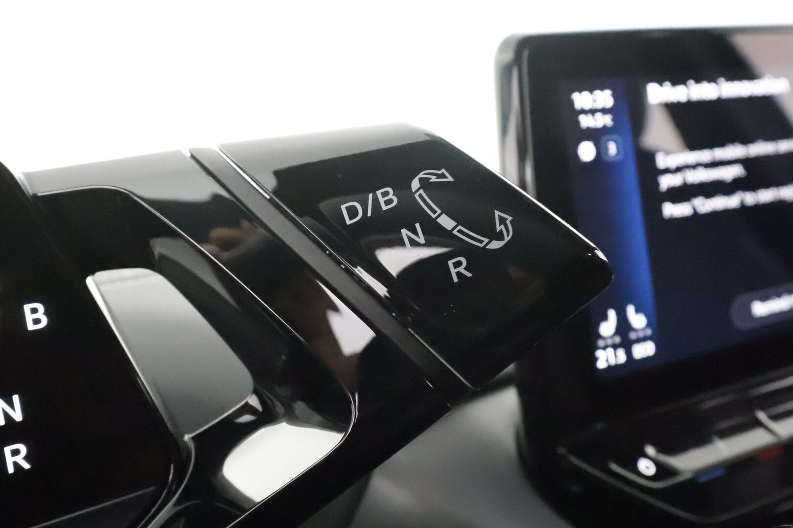 VOLKSWAGEN ID.4 2023 Pro Performance 150 kW * ACC / P.kamera / Muistipenkit hieronnalla / Koukku / Navi / LED / ILP / Keyless * - Kahdet renkaat aluvanteilla / Merkkihuollettu