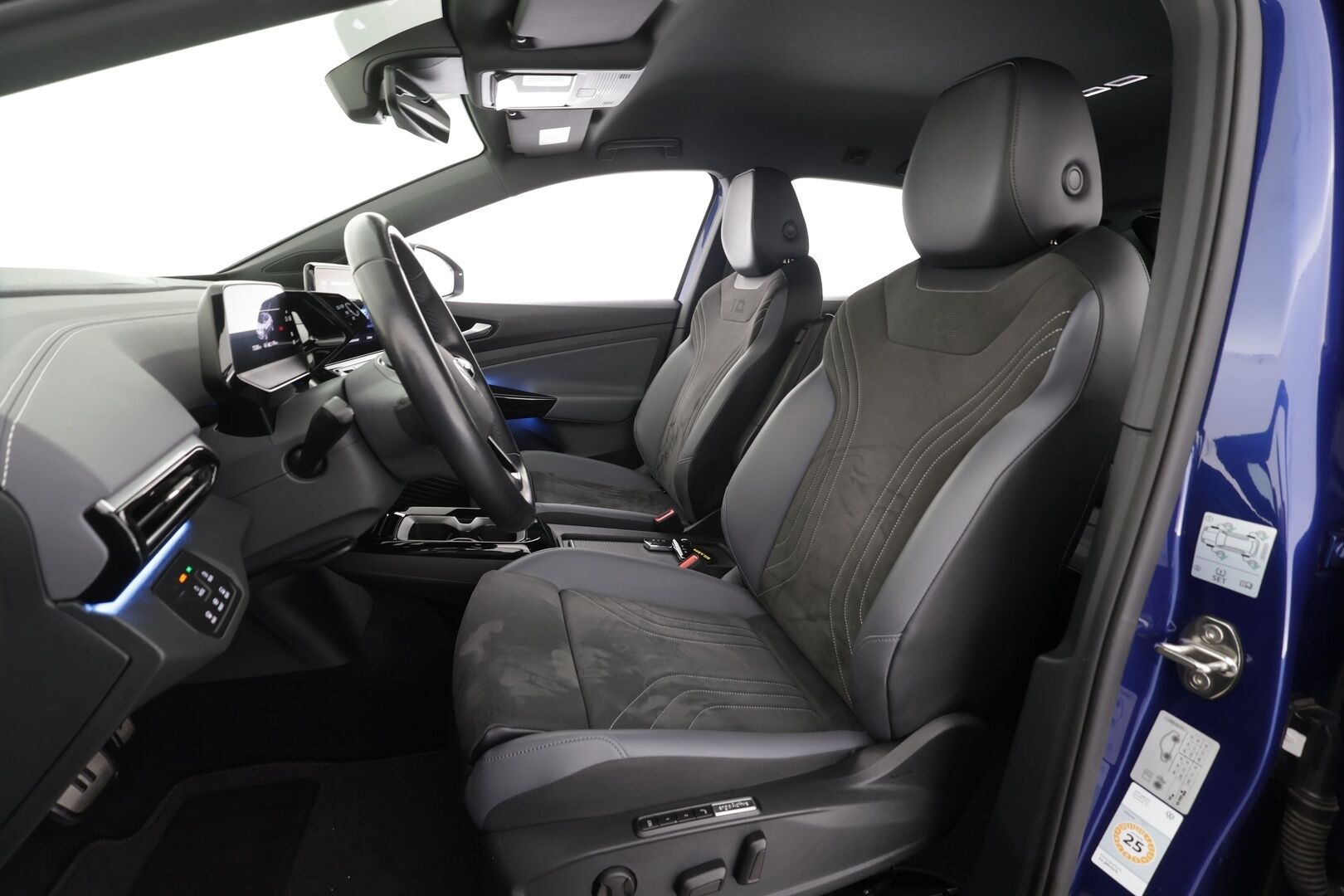 VOLKSWAGEN ID.4 2023 Pro Performance 150 kW * ACC / P.kamera / Muistipenkit hieronnalla / Koukku / Navi / LED / ILP / Keyless * - Kahdet renkaat aluvanteilla / Merkkihuollettu