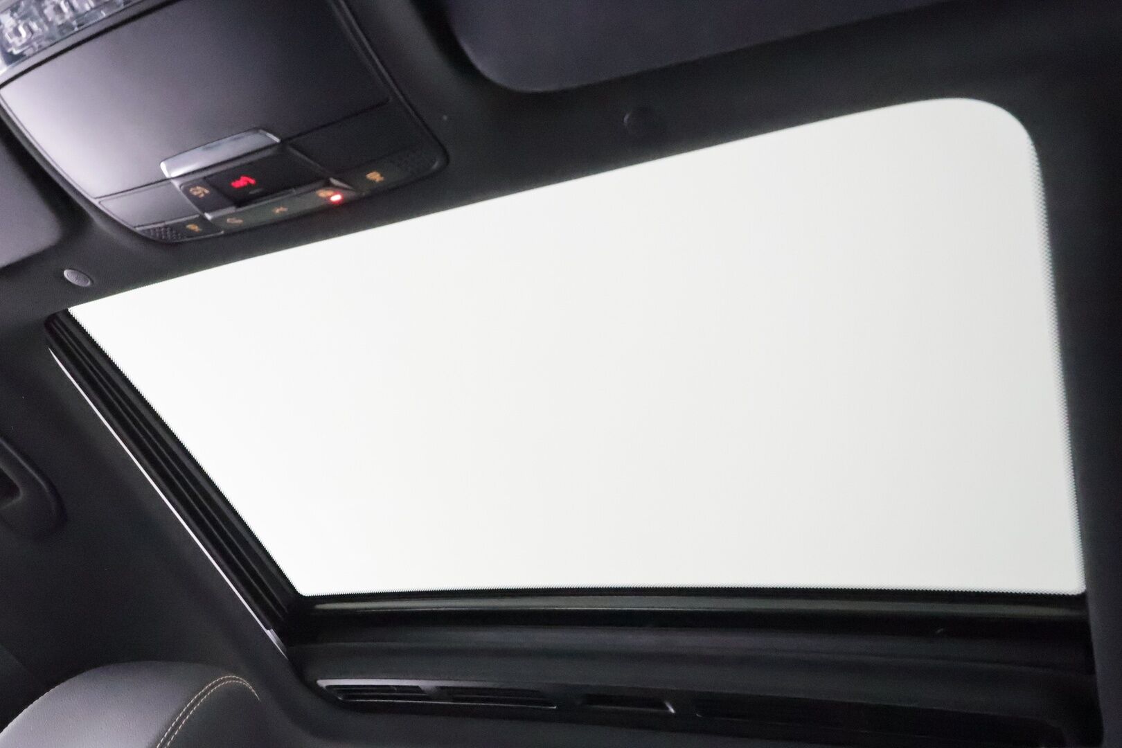 MERCEDES-BENZ EQC 2023 400 * Distronic+ / HUD / P.kamera / Midline / Lasikattoluukku / Koukku / Multibeam / Widescreen / Keyless / Navi * - Kahdet renkaat aluvanteilla / Merkkihuollettu