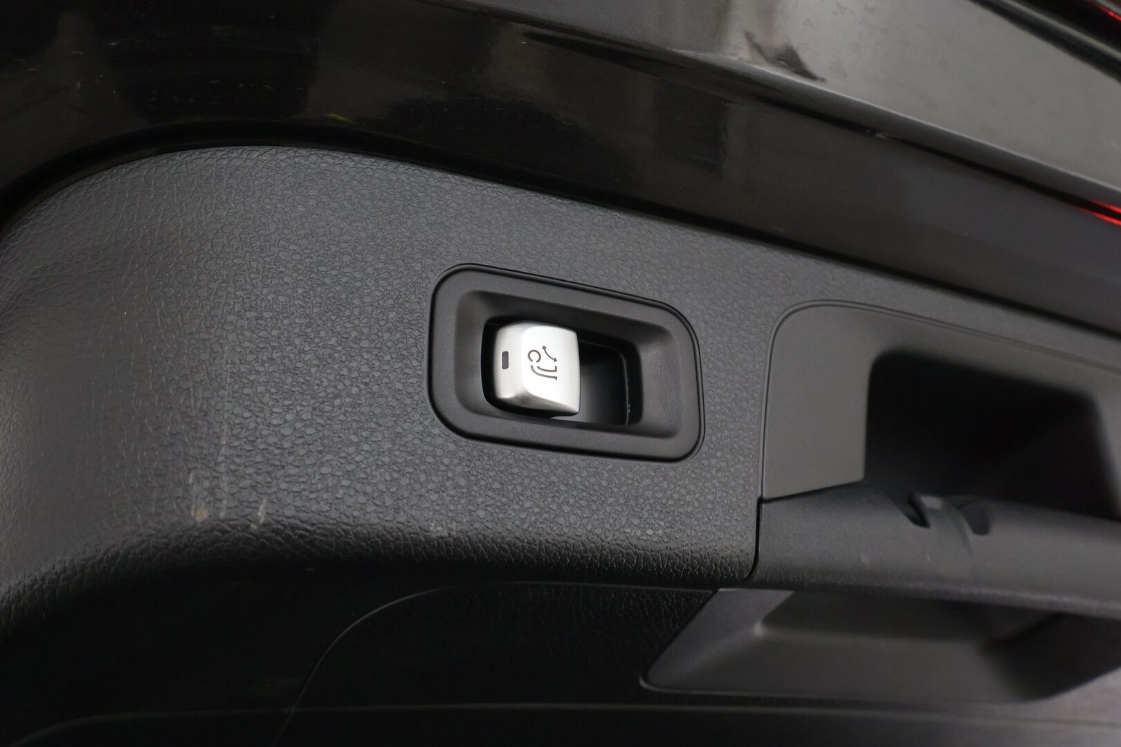 MERCEDES-BENZ EQC 2023 400 * Distronic+ / HUD / P.kamera / Midline / Lasikattoluukku / Koukku / Multibeam / Widescreen / Keyless / Navi * - Akku kuntotarkastettu SoH 95,4% / Kahdet renkaat aluvanteilla / Merkkihuollettu - HULLUT AVAJAISHULINAT KORKOTARJOUS 3,29 %