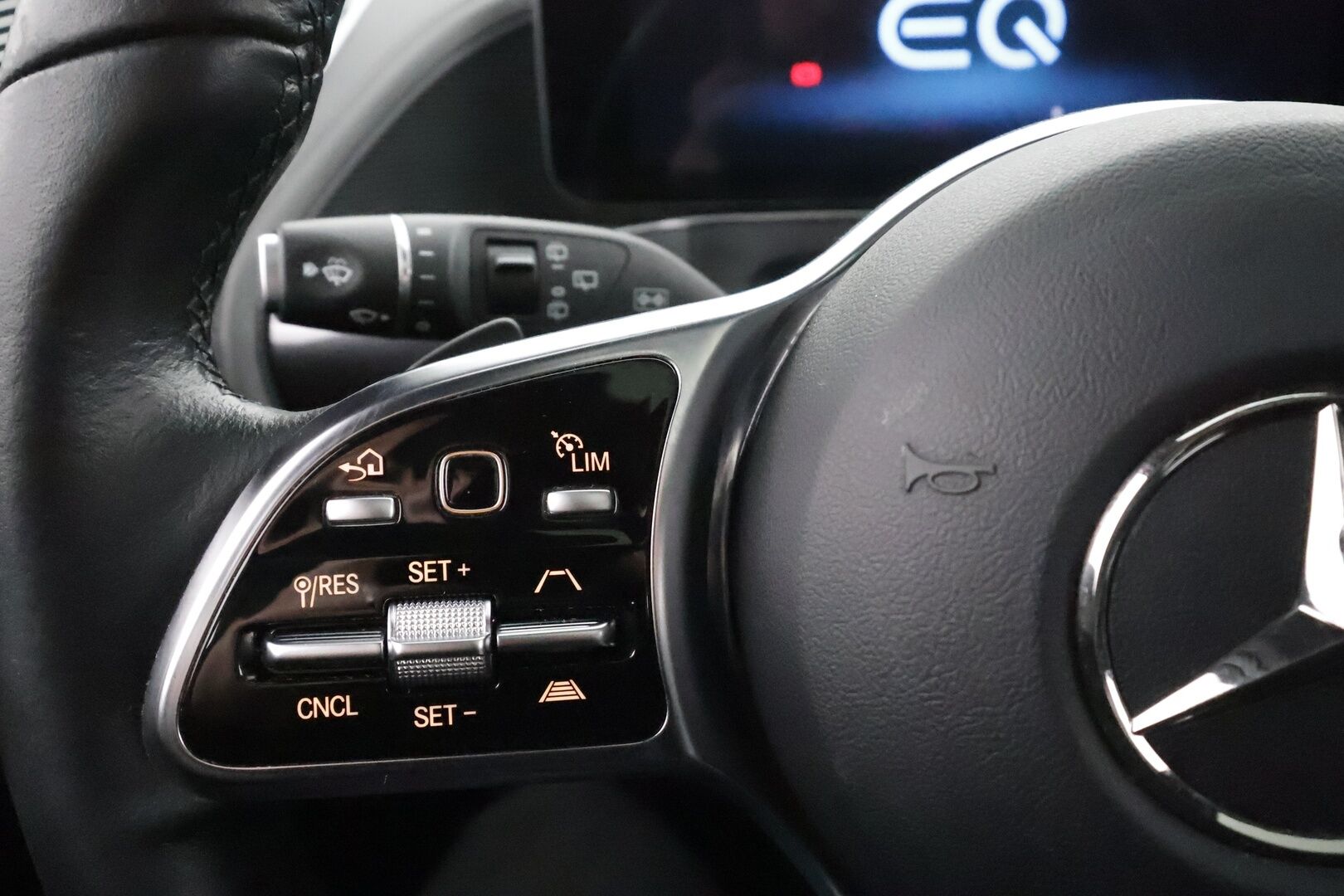 MERCEDES-BENZ EQC 2023 400 * Distronic+ / HUD / P.kamera / Midline / Lasikattoluukku / Koukku / Multibeam / Widescreen / Keyless / Navi * - Kahdet renkaat aluvanteilla / Merkkihuollettu