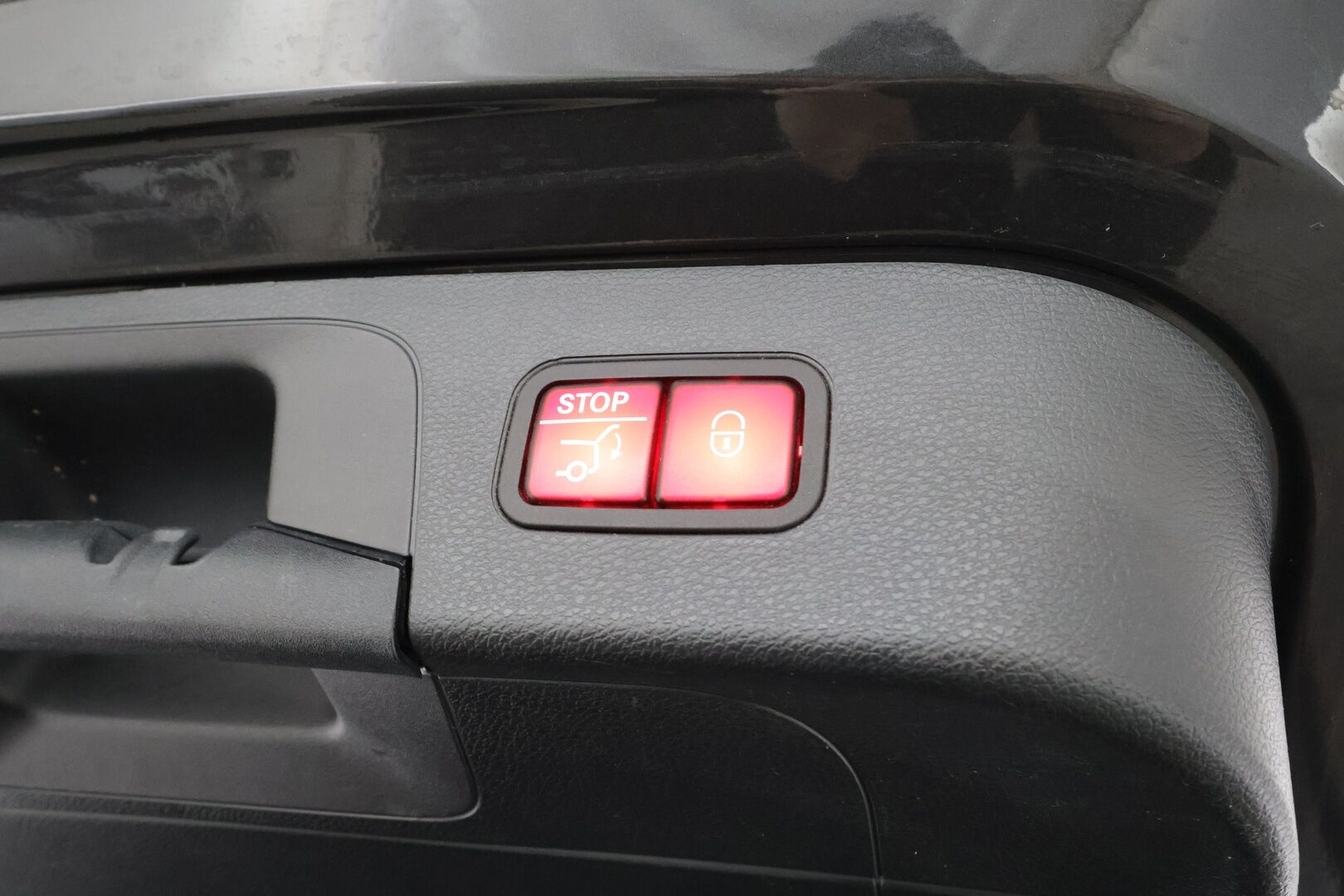 MERCEDES-BENZ EQC 2023 400 * Distronic+ / HUD / P.kamera / Midline / Lasikattoluukku / Koukku / Multibeam / Widescreen / Keyless / Navi * - Akku kuntotarkastettu SoH 95,4% / Kahdet renkaat aluvanteilla / Merkkihuollettu