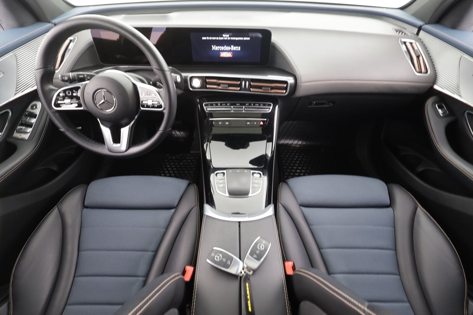 MERCEDES-BENZ EQC 2023 400 * Distronic+ / HUD / P.kamera / Midline / Lasikattoluukku / Koukku / Multibeam / Widescreen / Keyless / Navi * - Kahdet renkaat aluvanteilla / Merkkihuollettu