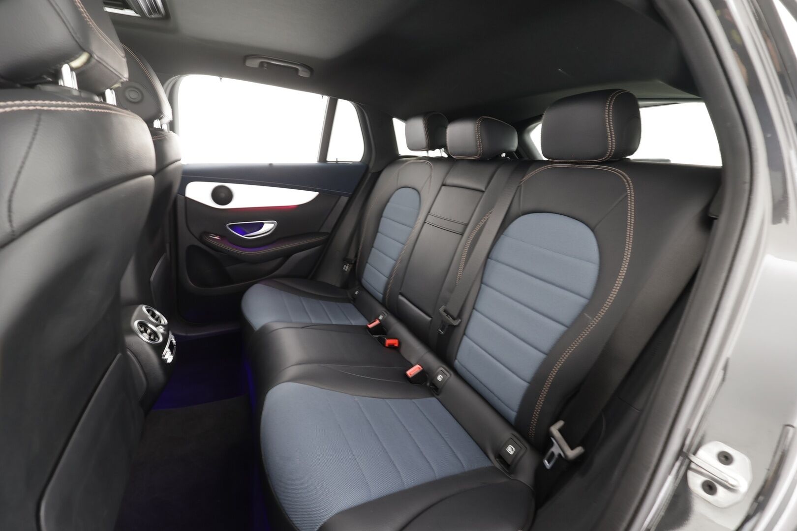 MERCEDES-BENZ EQC 2023 400 * Distronic+ / HUD / P.kamera / Midline / Lasikattoluukku / Koukku / Multibeam / Widescreen / Keyless / Navi * - Kahdet renkaat aluvanteilla / Merkkihuollettu