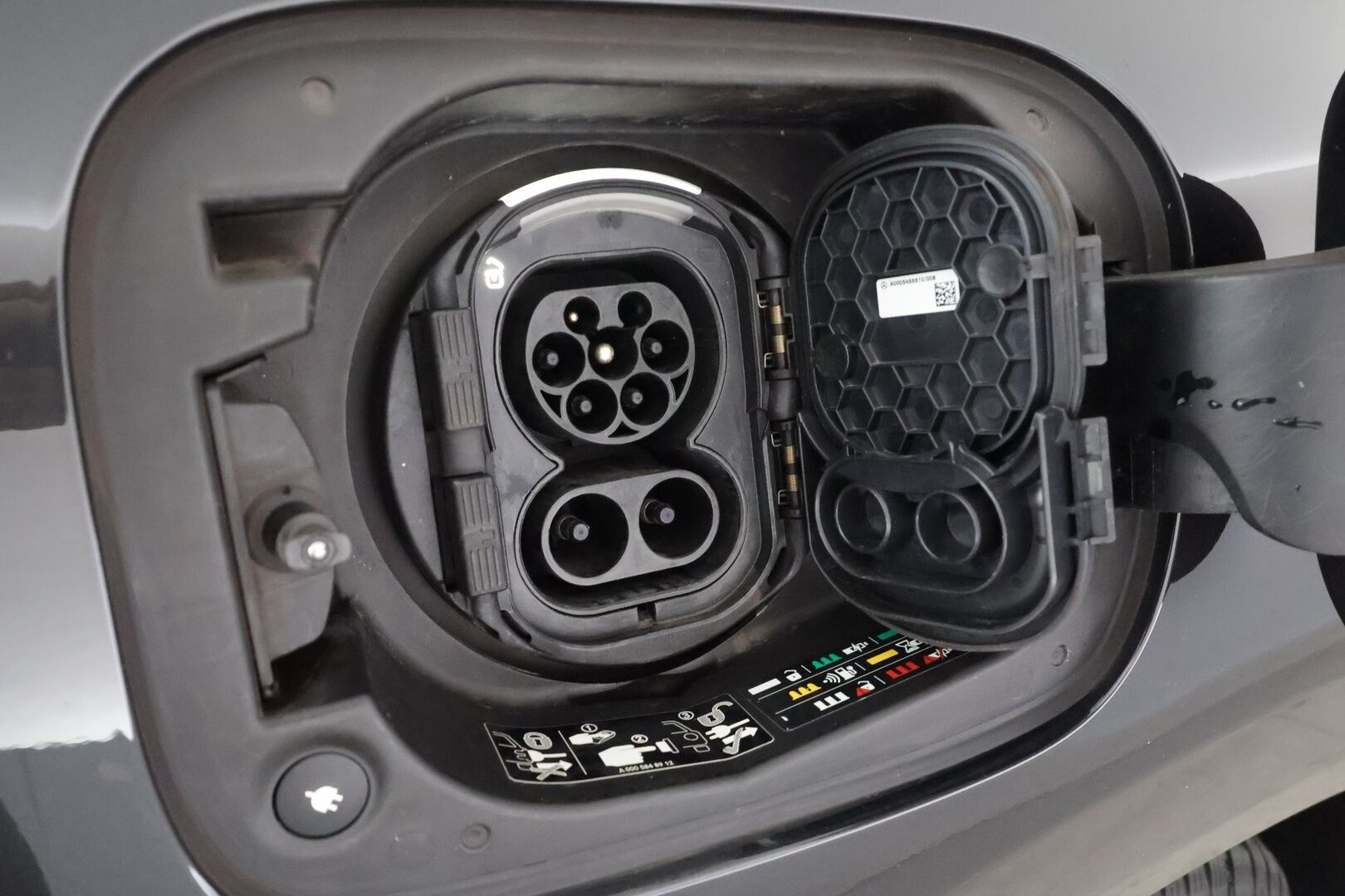 MERCEDES-BENZ EQC 2023 400 * Distronic+ / HUD / P.kamera / Midline / Lasikattoluukku / Koukku / Multibeam / Widescreen / Keyless / Navi * - Akku kuntotarkastettu SoH 95,4% / Kahdet renkaat aluvanteilla / Merkkihuollettu - HULLUT AVAJAISHULINAT KORKOTARJOUS 3,29 %