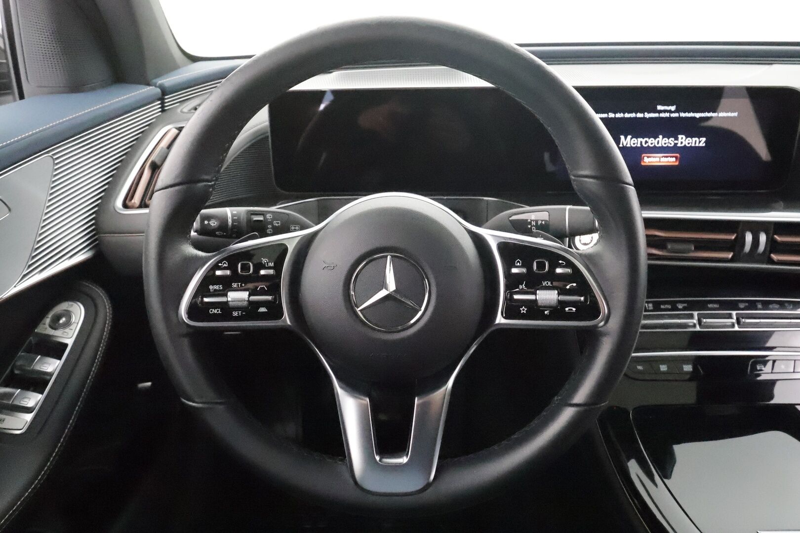 MERCEDES-BENZ EQC 2023 400 * Distronic+ / HUD / P.kamera / Midline / Lasikattoluukku / Koukku / Multibeam / Widescreen / Keyless / Navi * - Kahdet renkaat aluvanteilla / Merkkihuollettu