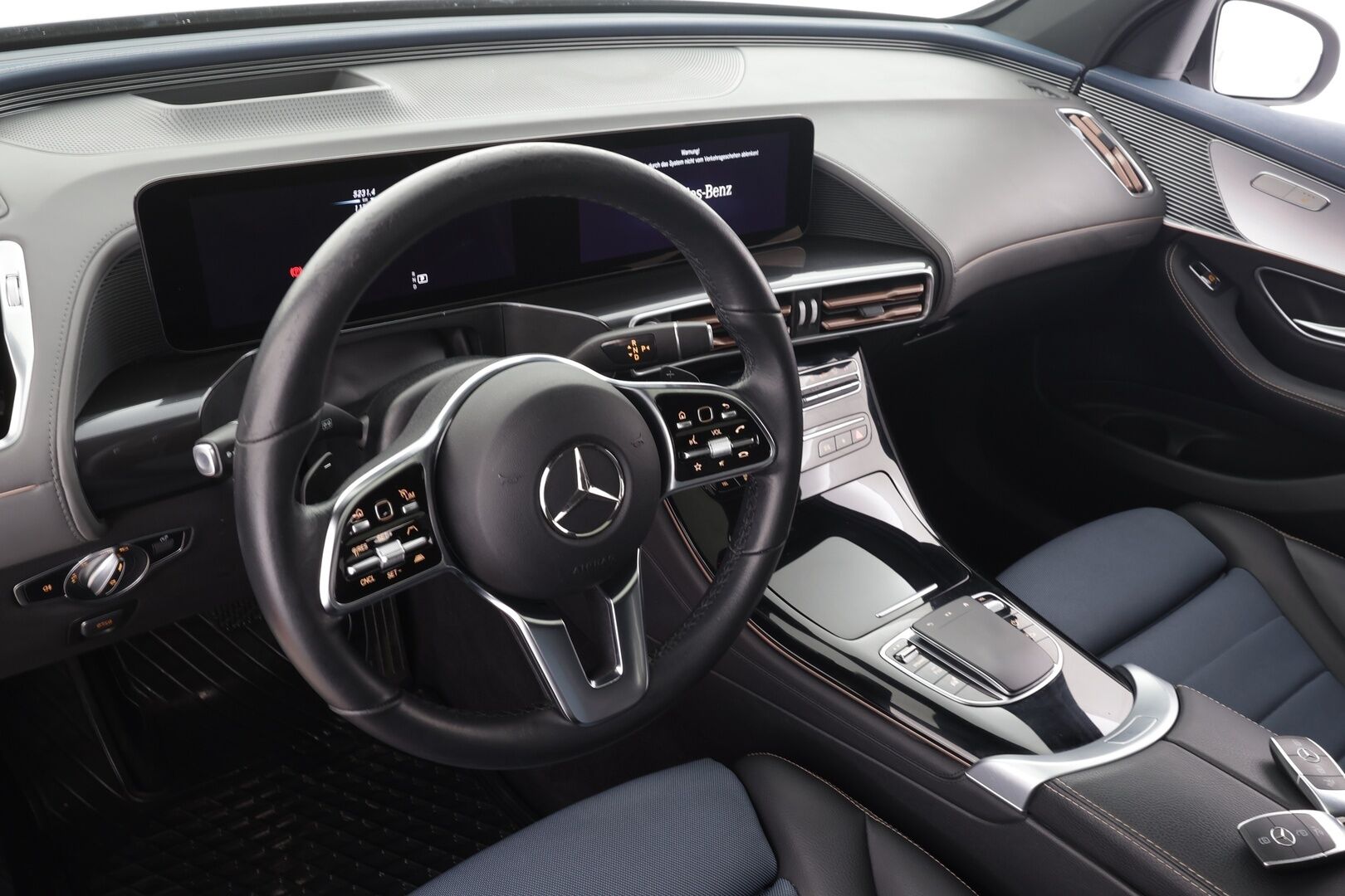 MERCEDES-BENZ EQC 2023 400 * Distronic+ / HUD / P.kamera / Midline / Lasikattoluukku / Koukku / Multibeam / Widescreen / Keyless / Navi * - Akku kuntotarkastettu SoH 95,4% / Kahdet renkaat aluvanteilla / Merkkihuollettu