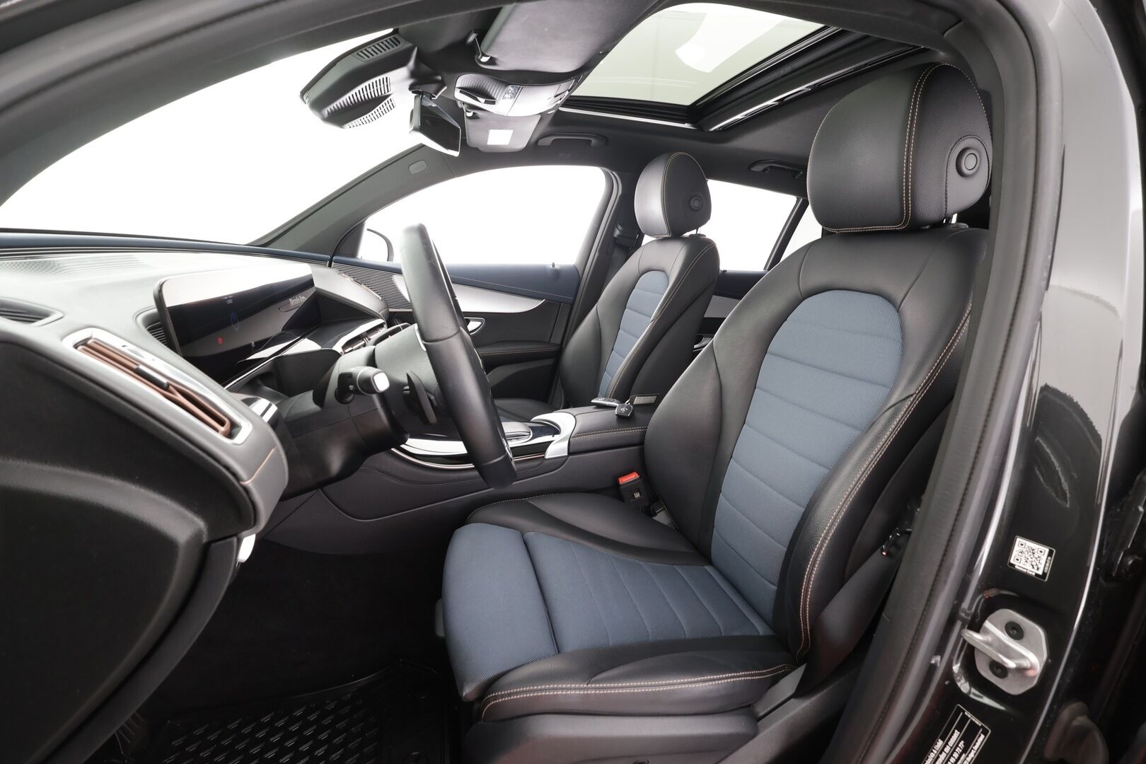 MERCEDES-BENZ EQC 2023 400 * Distronic+ / HUD / P.kamera / Midline / Lasikattoluukku / Koukku / Multibeam / Widescreen / Keyless / Navi * - Kahdet renkaat aluvanteilla / Merkkihuollettu