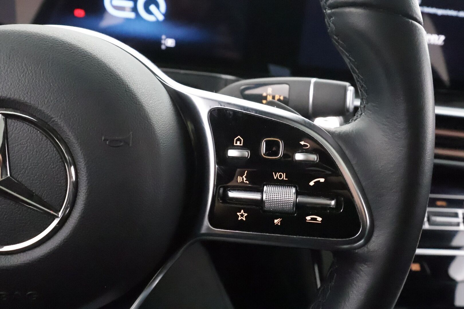 MERCEDES-BENZ EQC 2023 400 * Distronic+ / HUD / P.kamera / Midline / Lasikattoluukku / Koukku / Multibeam / Widescreen / Keyless / Navi * - Kahdet renkaat aluvanteilla / Merkkihuollettu