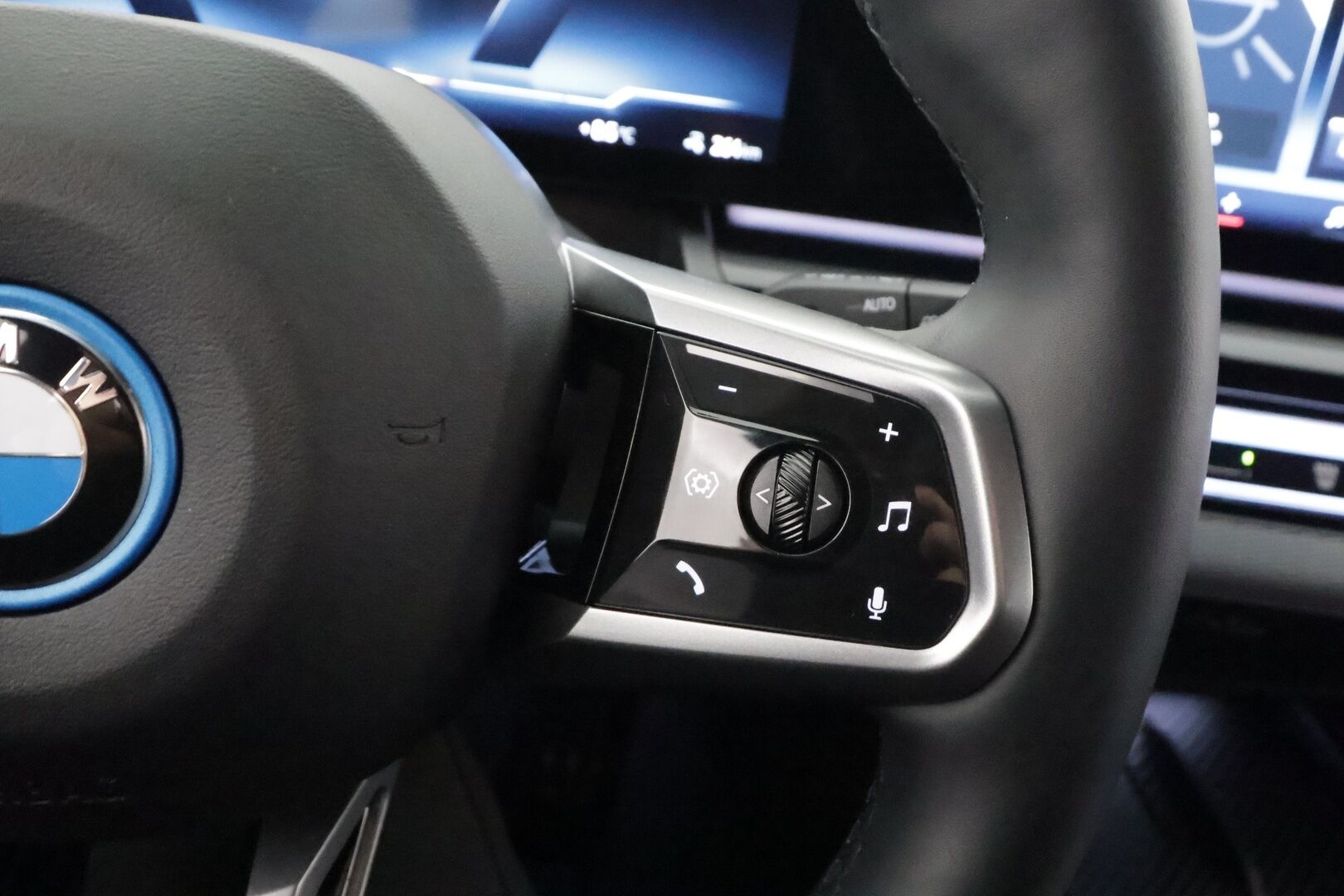 BMW I5 2024 G61 Touring eDrive40 M Sport * ACC / P.kamera / Adapt.LED / Akuston esilämmitys / Comfort Access / Navi * - Kahdet renkaat aluvanteilla