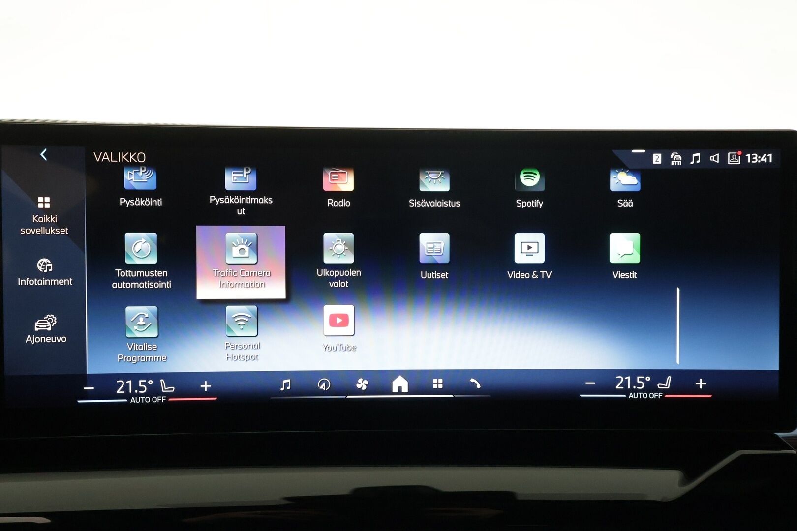 BMW I5 2024 G61 Touring eDrive40 M Sport * ACC / P.kamera / Adapt.LED / Akuston esilämmitys / Comfort Access / Navi * - Kahdet renkaat aluvanteilla