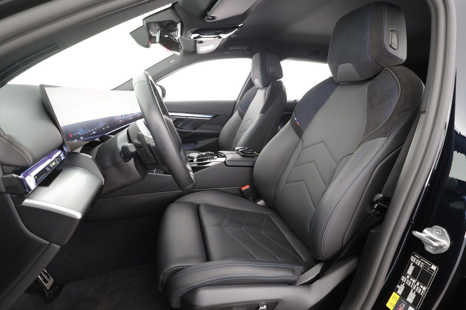 BMW I5 2024 G61 Touring eDrive40 M Sport * ACC / P.kamera / Adapt.LED / Akuston esilämmitys / Comfort Access / Navi * - Kahdet renkaat aluvanteilla