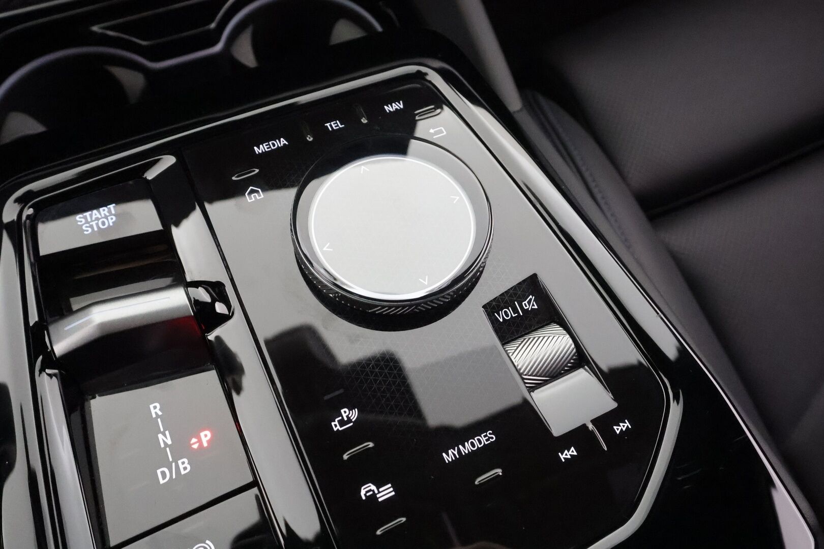 BMW I5 2024 G61 Touring eDrive40 M Sport * ACC / P.kamera / Adapt.LED / Akuston esilämmitys / Comfort Access / Navi * - Kahdet renkaat aluvanteilla