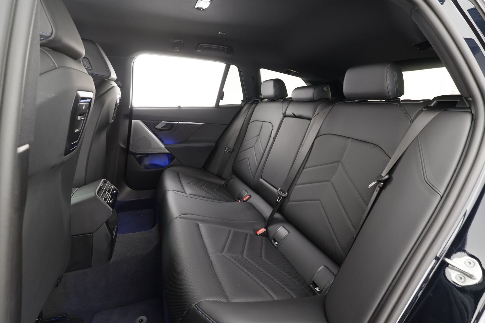 BMW I5 2024 G61 Touring eDrive40 M Sport * ACC / P.kamera / Adapt.LED / Akuston esilämmitys / Comfort Access / Navi * - Kahdet renkaat aluvanteilla