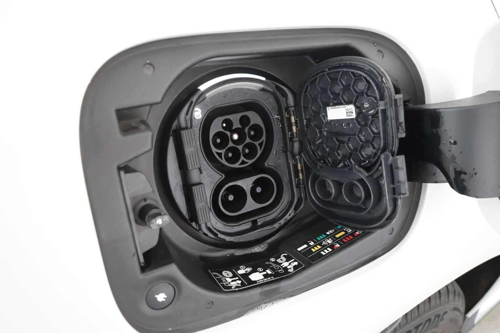 MERCEDES-BENZ EQC 2022 400 4Matic Edition AMG ** Distronic / Kattoluukku / HUD / Nahat / 360 / Vetokoukku ** 