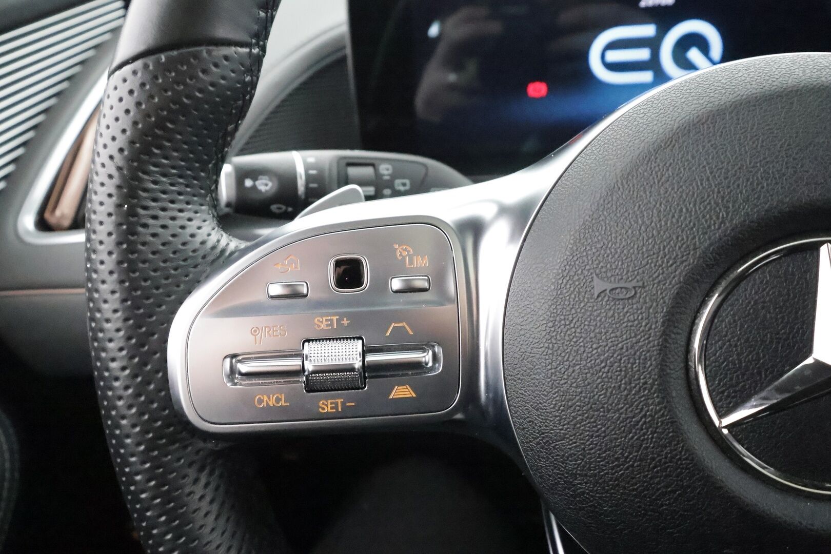 MERCEDES-BENZ EQC 2022 400 4Matic Edition AMG ** Distronic / Kattoluukku / HUD / Nahat / 360 / Vetokoukku ** 