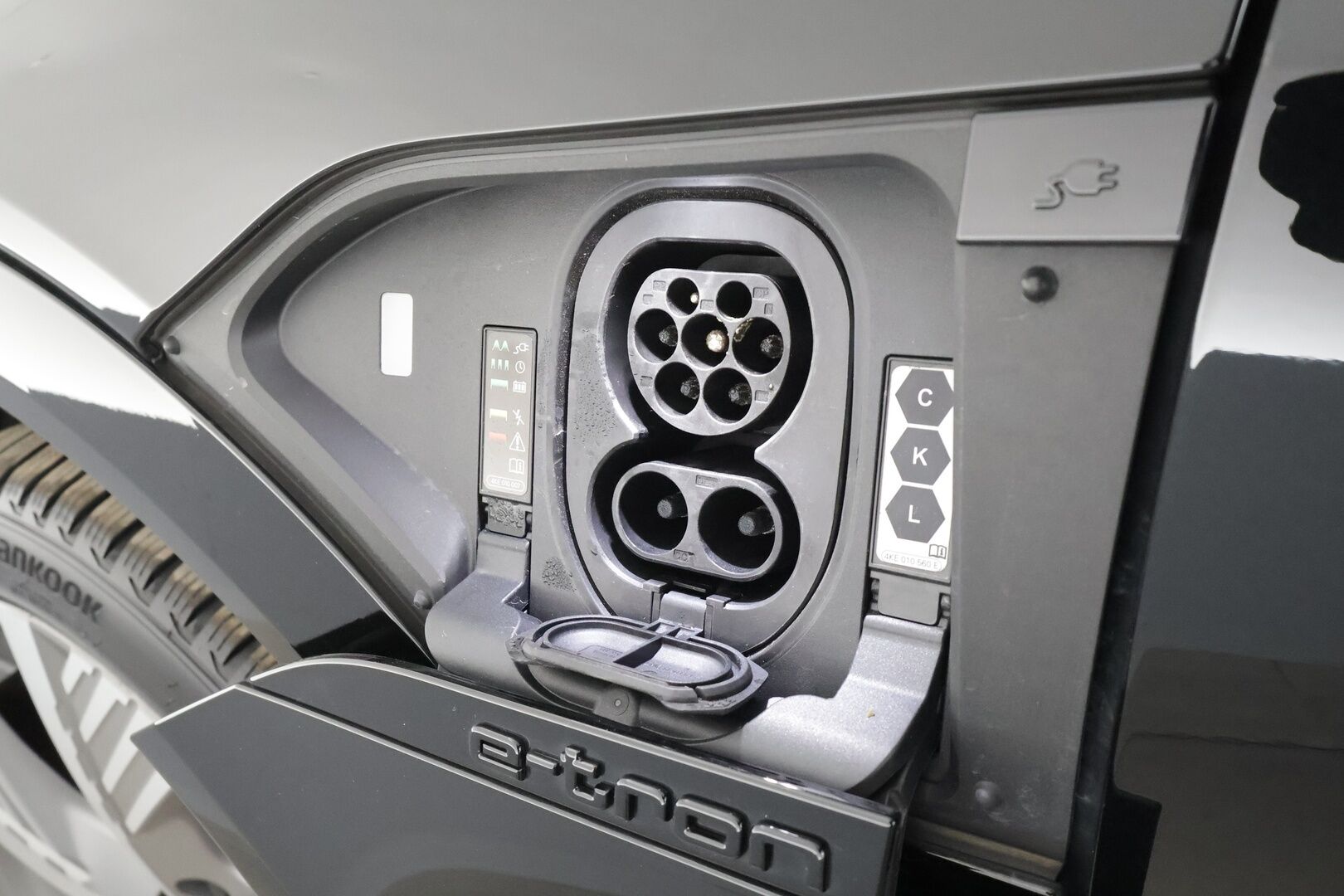 AUDI Q8 E-TRON 2024 SUV 55 Land of quattro S line * Adapt.Vakkari / Vetokoukku / 360-Kamera / Ilmastoidut Nahkapenkit / Ilma-Alusta / Navi / Keyless - Juuri tullut Tampereelle / Audi Sound System - HULLUT AVAJAISHULINAT KORKOTARJOUS 3,29 %