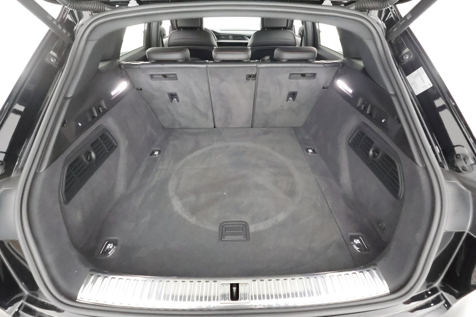 AUDI Q8 E-TRON 2024 SUV 55 Land of quattro S line * Adapt.Vakkari / Vetokoukku / 360-Kamera / Ilmastoidut Nahkapenkit / Ilma-Alusta / Navi / Keyless - Juuri tullut Tampereelle / Audi Sound System - HULLUT AVAJAISHULINAT KORKOTARJOUS 3,29 %