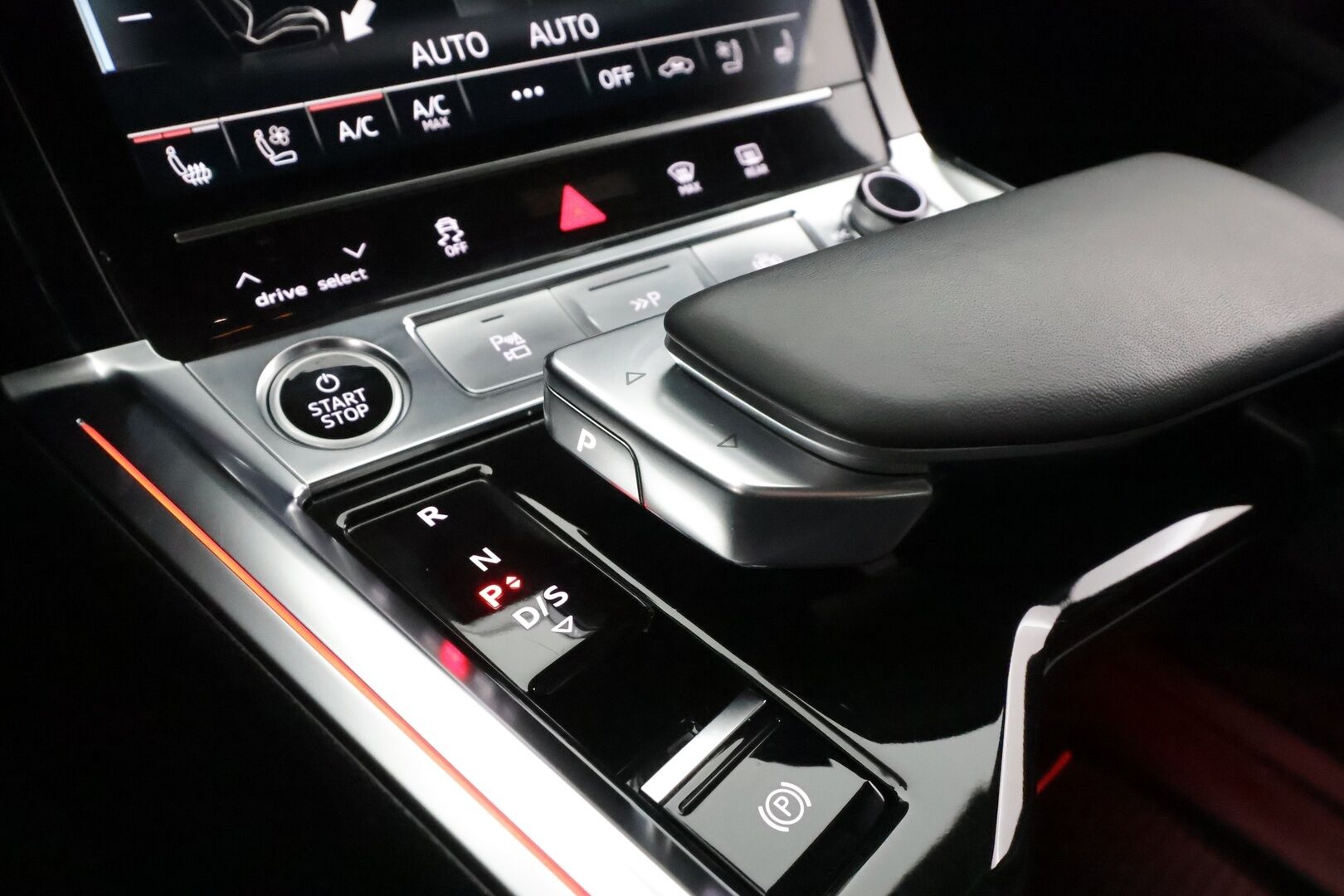 AUDI Q8 E-TRON 2024 SUV 55 Land of quattro S line * Adapt.Vakkari / Vetokoukku / 360-Kamera / Ilmastoidut Nahkapenkit / Ilma-Alusta / Navi / Keyless - Juuri tullut Tampereelle / Audi Sound System - HULLUT AVAJAISHULINAT KORKOTARJOUS 3,29 %