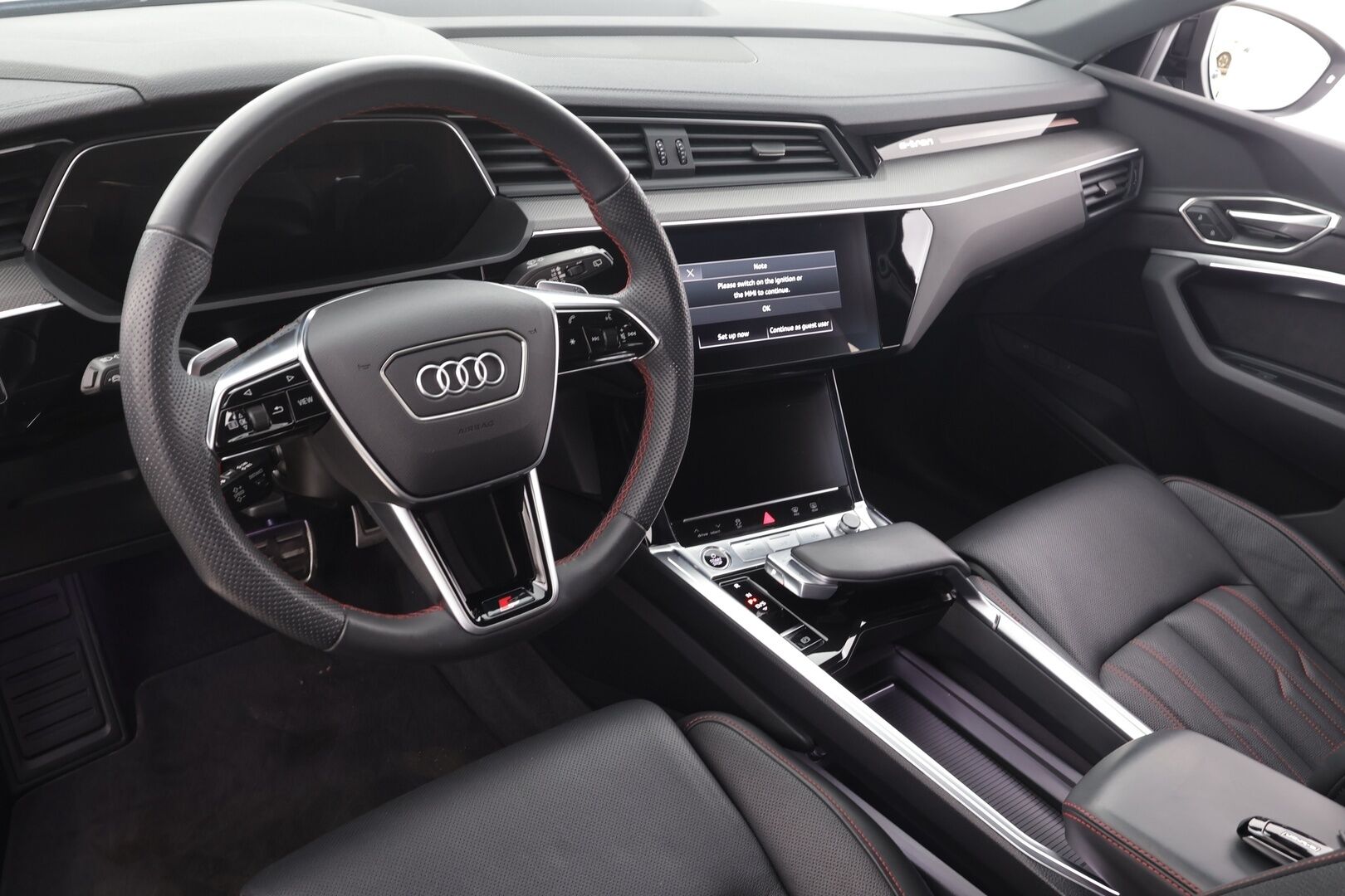 AUDI Q8 E-TRON 2024 55 quattro S line * ACC / 360° / Muistipenkit / Ilma-alusta / Navi / Keyless / Ilmastoidut nahat / Sähköluukku *