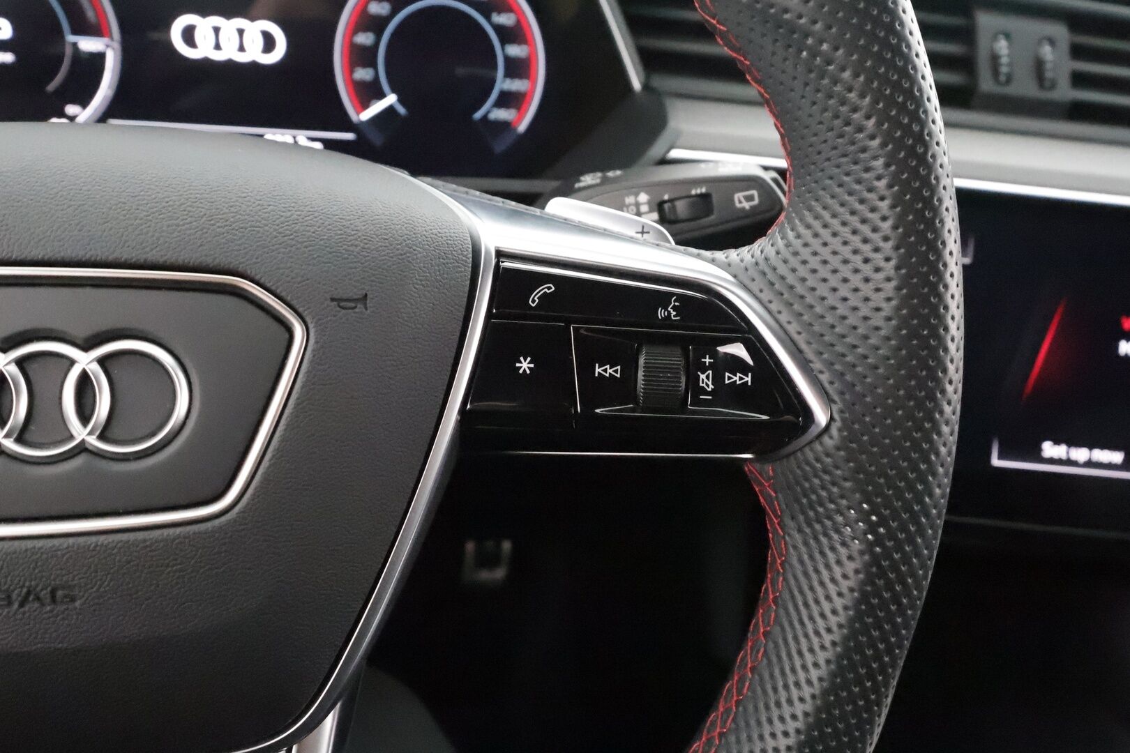 AUDI Q8 E-TRON 2024 55 quattro S line * ACC / 360° / Muistipenkit / Ilma-alusta / Navi / Keyless / Ilmastoidut nahat / Sähköluukku *