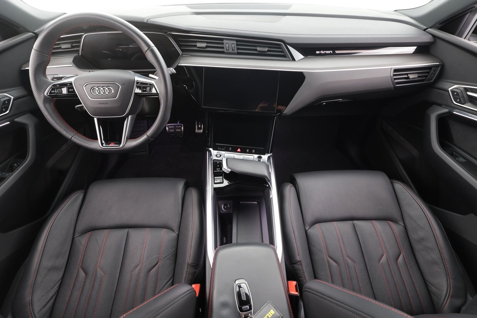 AUDI Q8 E-TRON 2024 SUV 55 Land of quattro S line * Adapt.Vakkari / Vetokoukku / 360-Kamera / Ilmastoidut Nahkapenkit / Ilma-Alusta / Navi / Keyless - Juuri tullut Tampereelle / Audi Sound System - HULLUT AVAJAISHULINAT KORKOTARJOUS 3,29 %