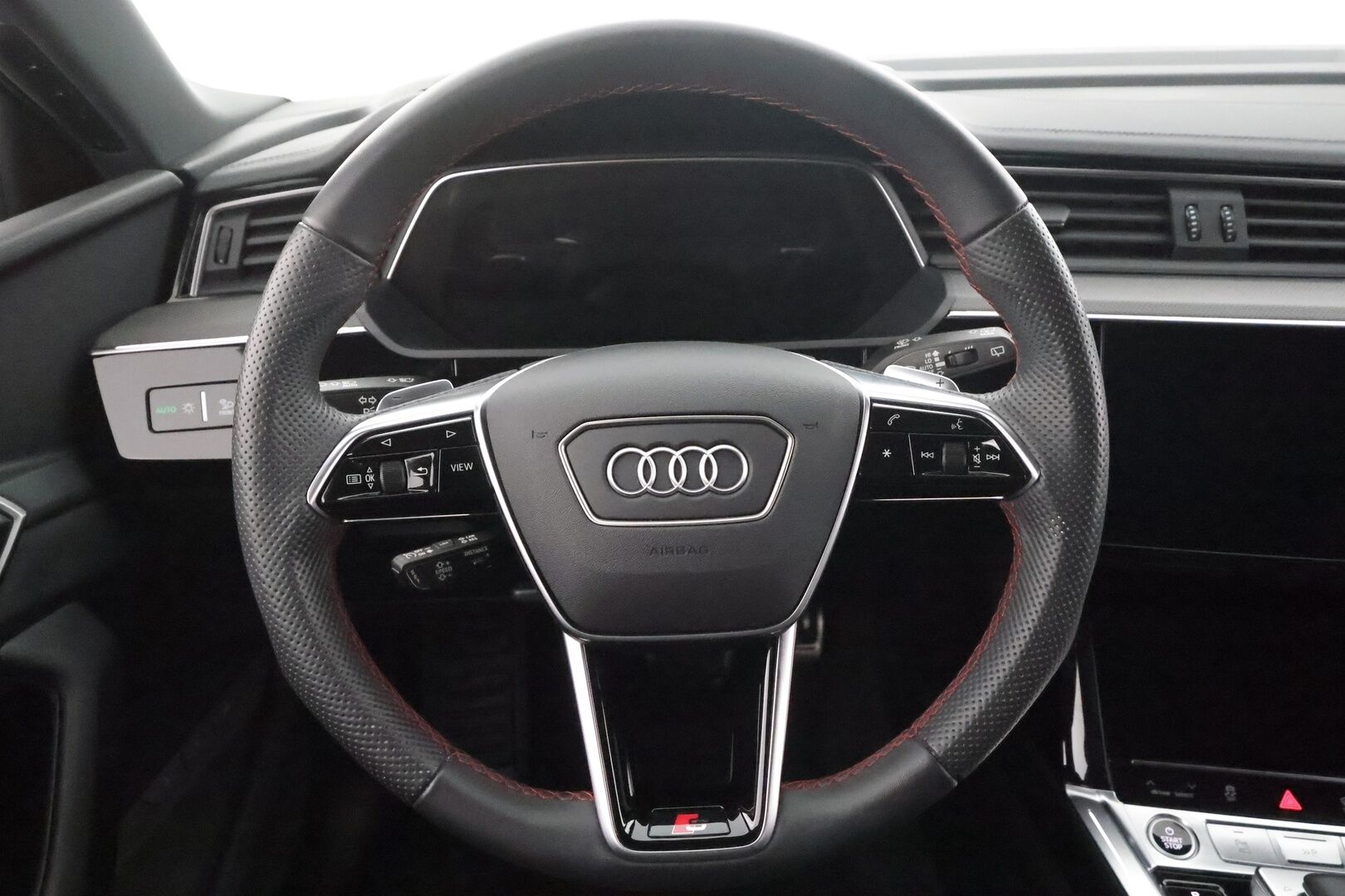 AUDI Q8 E-TRON 2024 55 quattro S line * ACC / 360° / Muistipenkit / Ilma-alusta / Navi / Keyless / Ilmastoidut nahat / Sähköluukku *