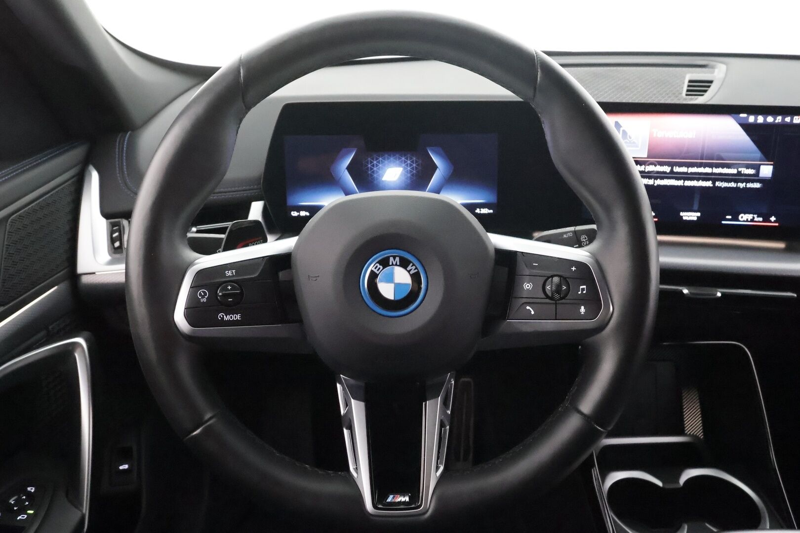 BMW IX1 2024 30 xDrive M Sport - | ACC | Adapt.LED | Comfort Access | P.kamera | Koukku | Sähköluukku | Navi | Sporttipenkit | Akuston esilämmitys | Akku kuntotarkastettu | Kahdet renkaat aluvanteilla | Merkkihuollettu |
