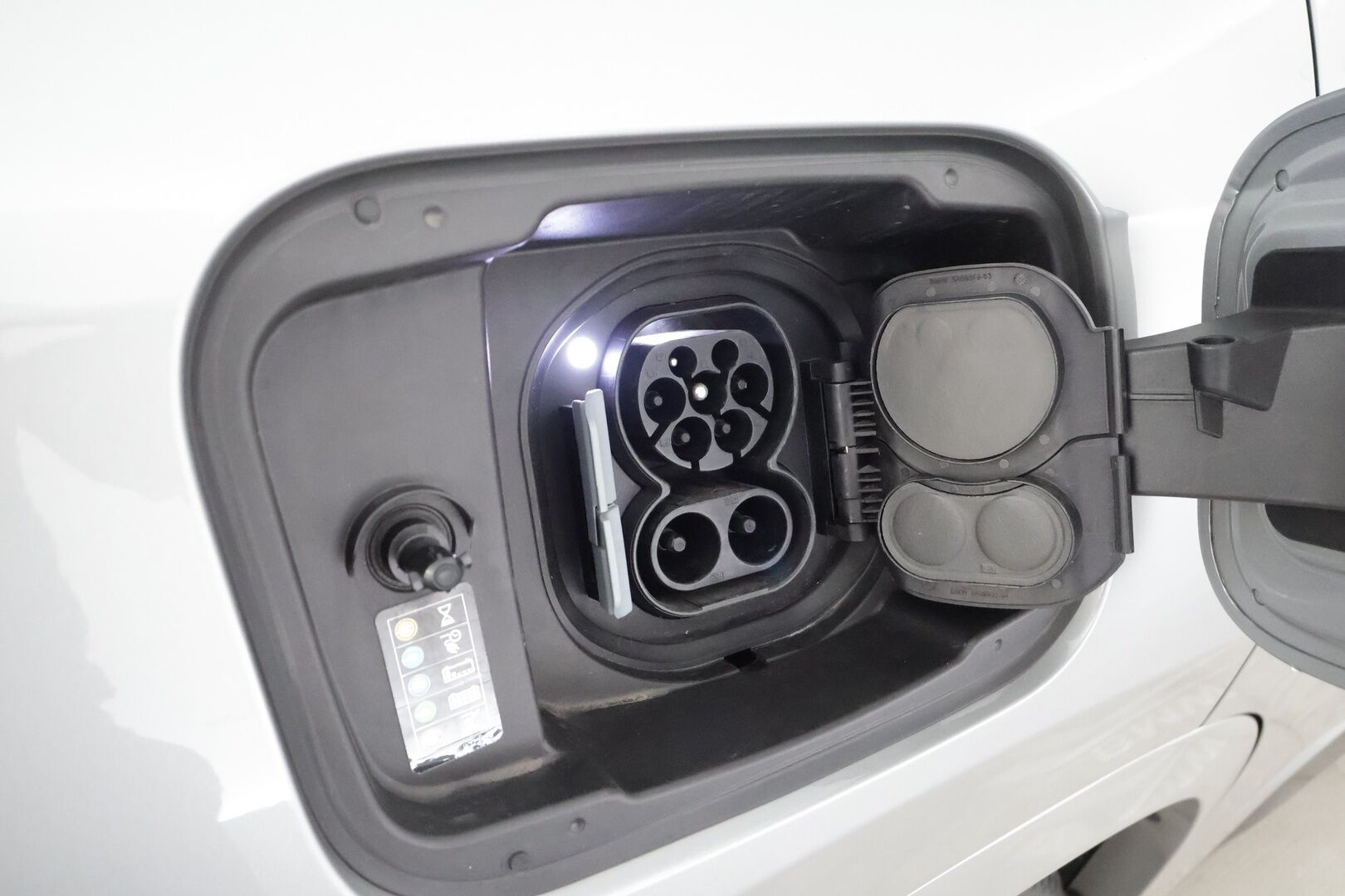 BMW IX1 2024 30 xDrive M Sport * ACC / Adapt.LED / Comfort Access / P.kamera / Koukku / Sähköluukku / Navi / Sporttipenkit / Akuston esilämmitys * - Kahdet renkaat aluvanteilla / Merkkihuollettu