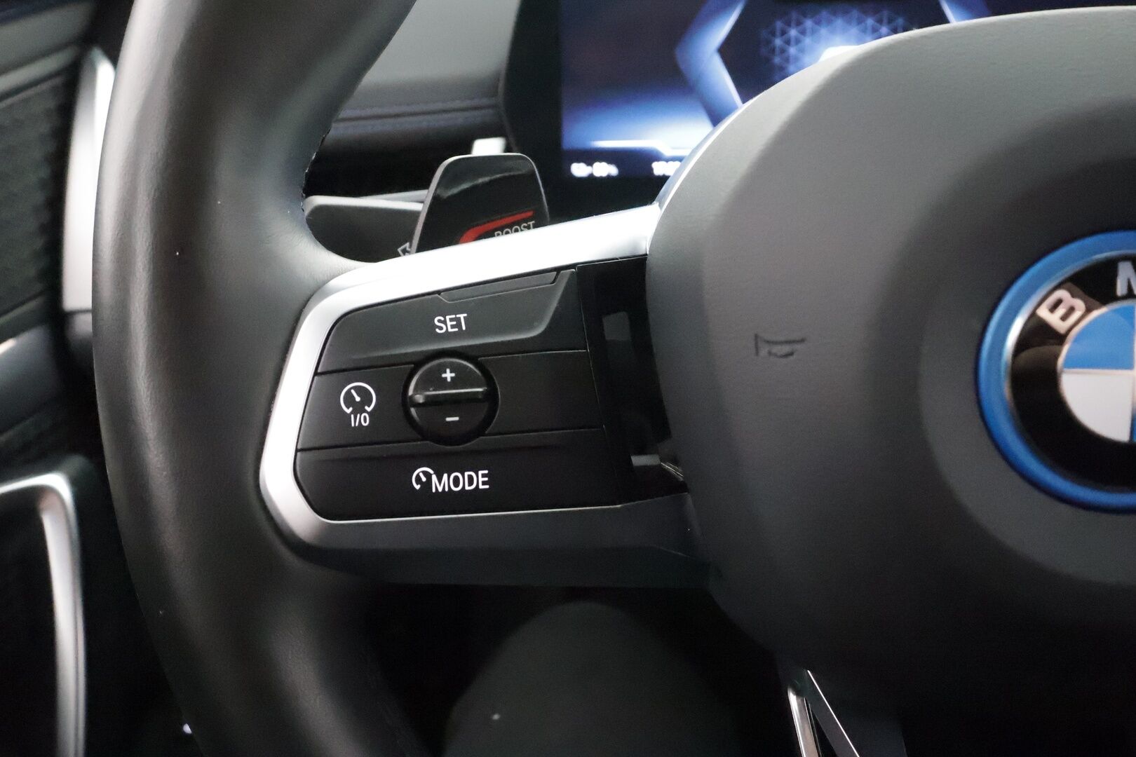 BMW IX1 2024 30 xDrive M Sport * ACC / Adapt.LED / Comfort Access / P.kamera / Koukku / Sähköluukku / Navi / Sporttipenkit / Akuston esilämmitys * - Kahdet renkaat aluvanteilla / Merkkihuollettu